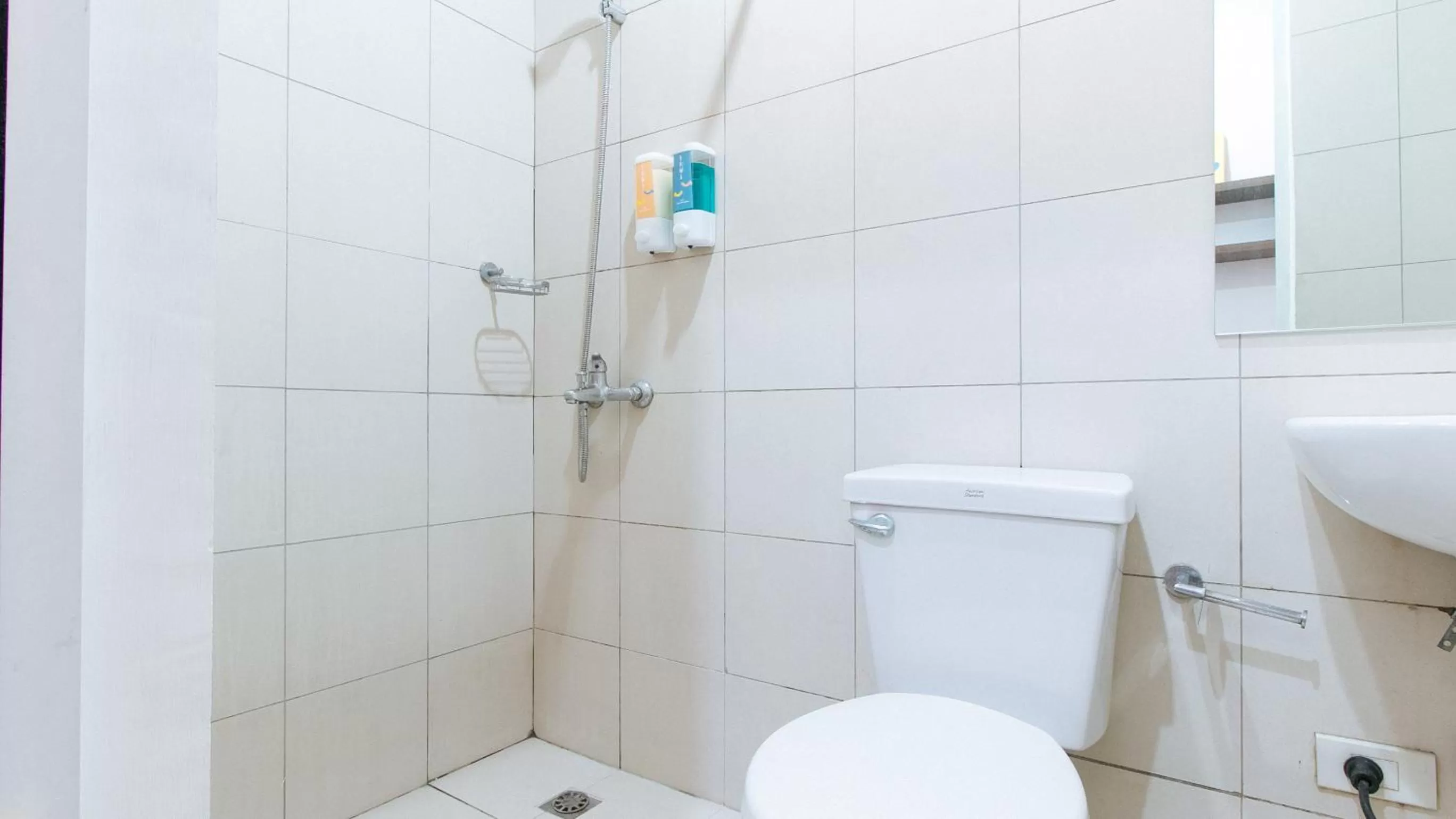 Toilet in Sans Hotel Laperal Manila