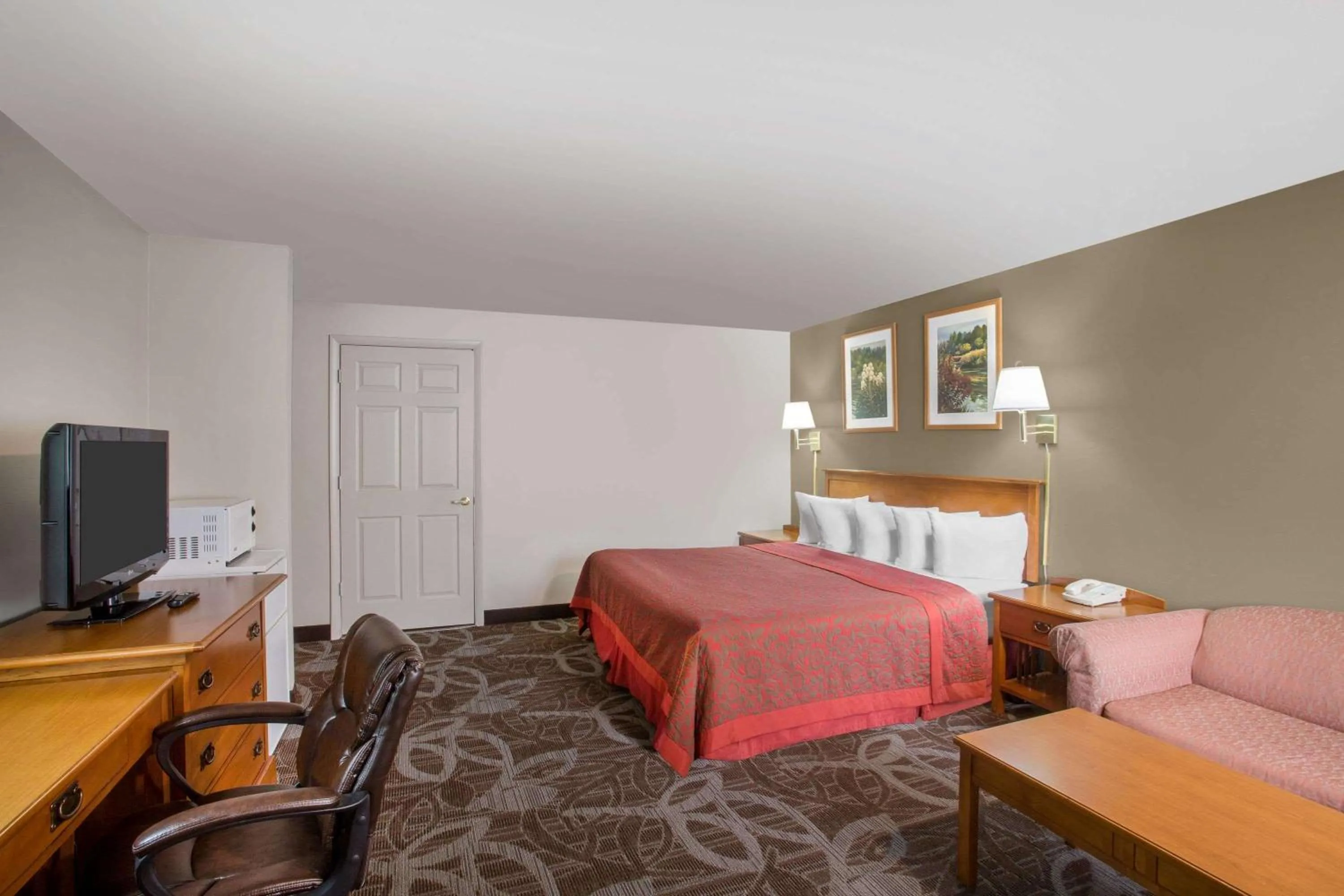Photo of the whole room, Bed in Royal Inn Provo