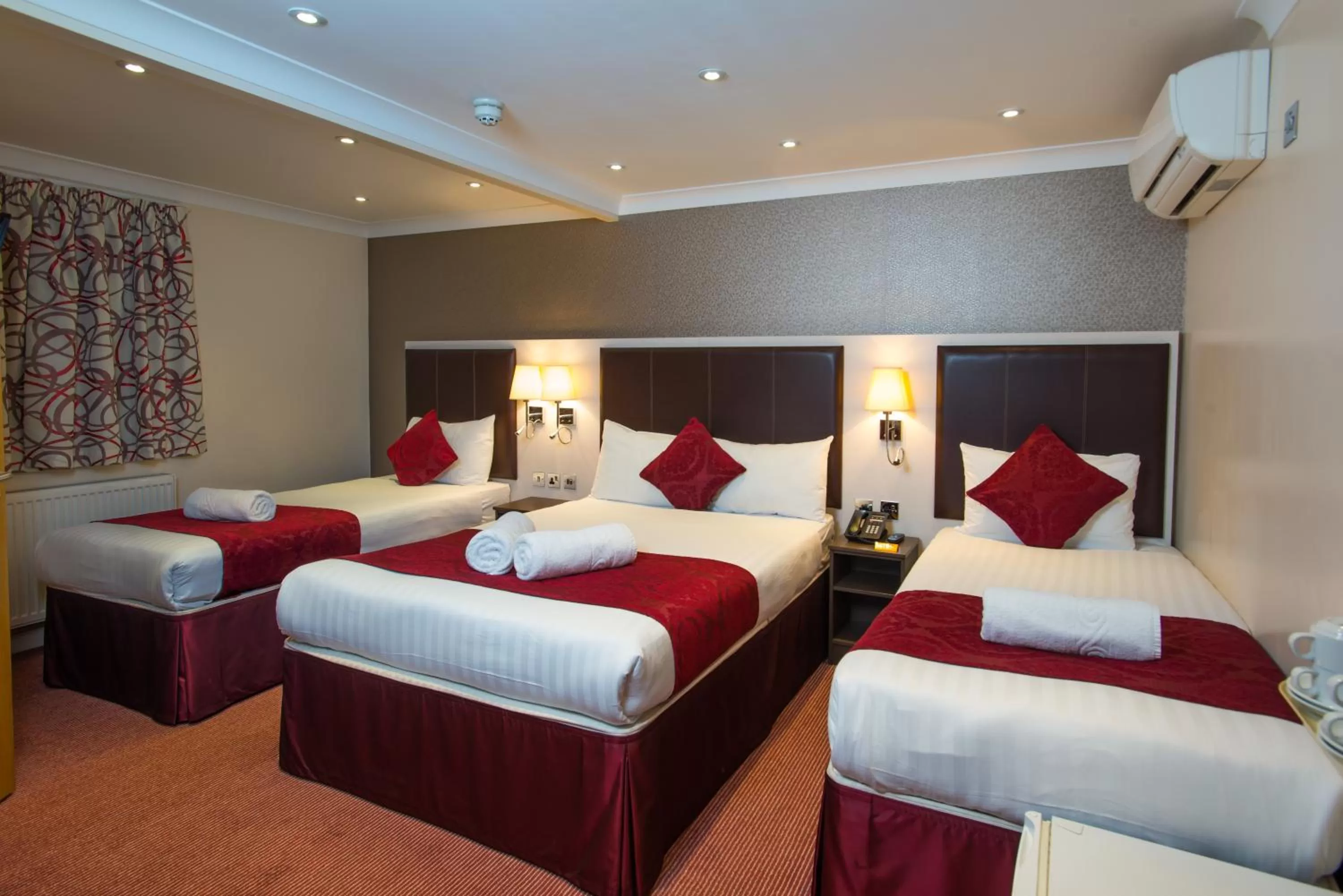 Bedroom, Bed in Best Western Buckingham Palace Rd