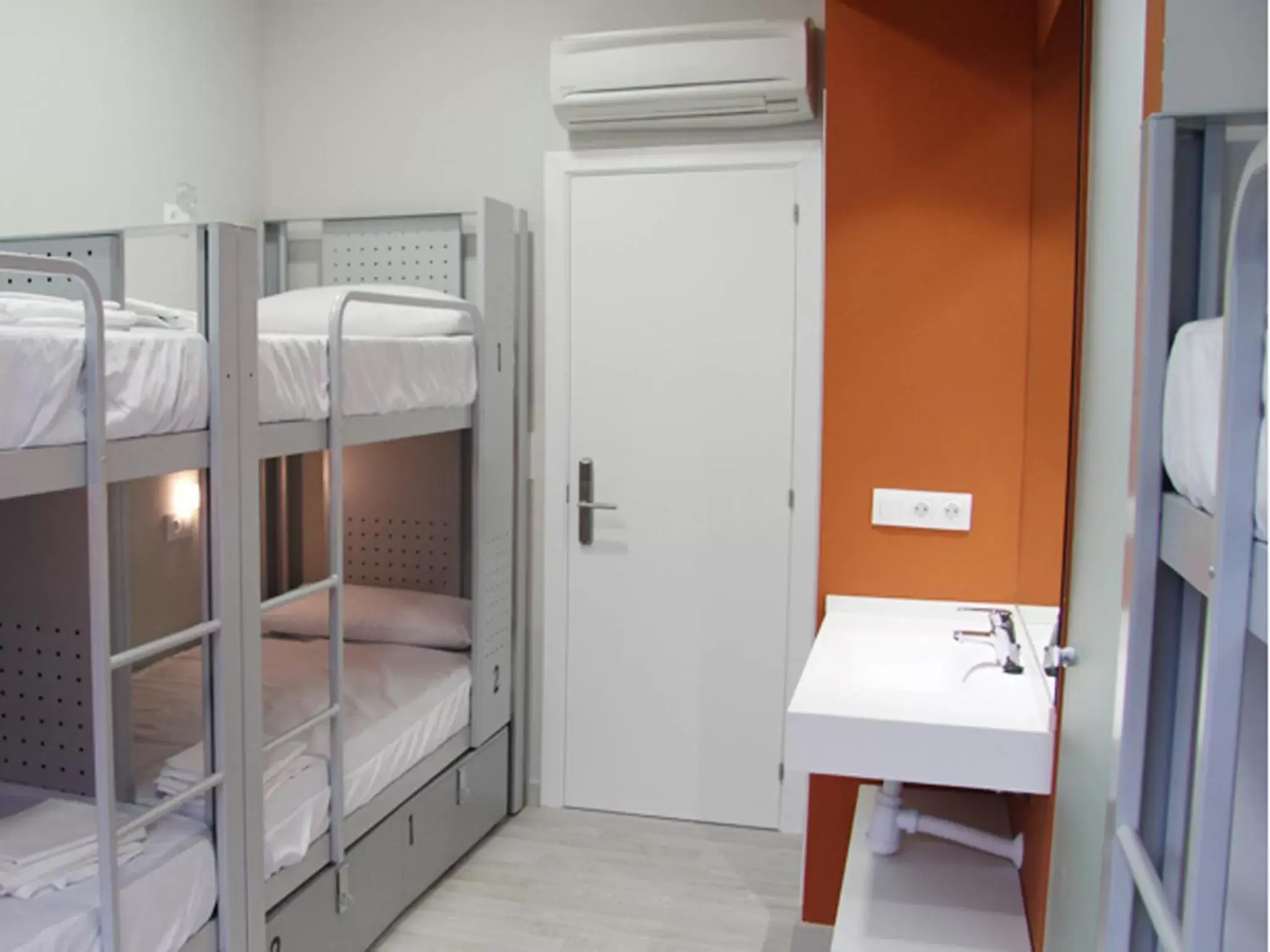 Private room 6 beds in BcnSportHostels Private room 6 beds in BcnSportHostels