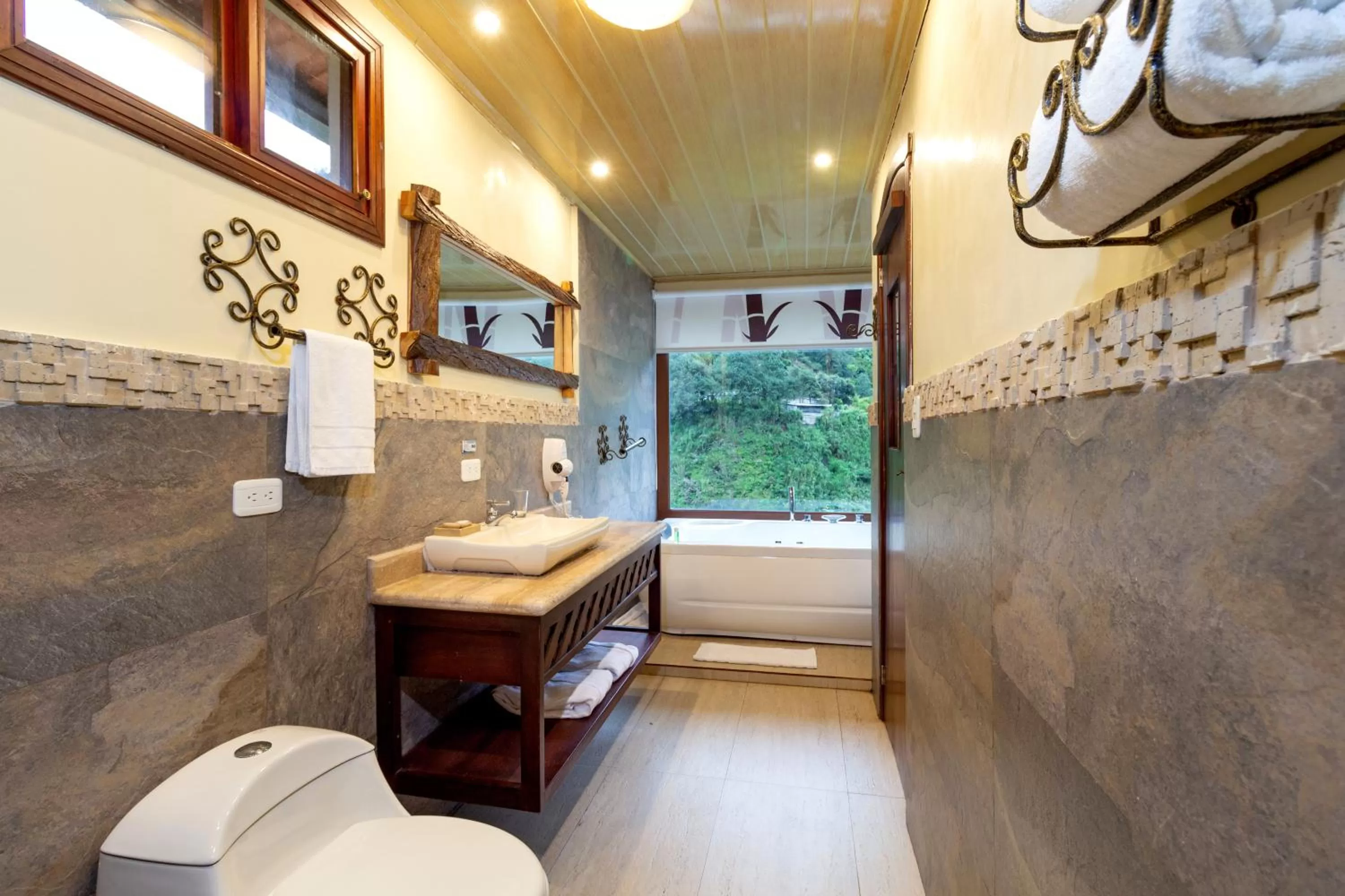 Hot Tub, Bathroom in Aldea Real Eco Friendly