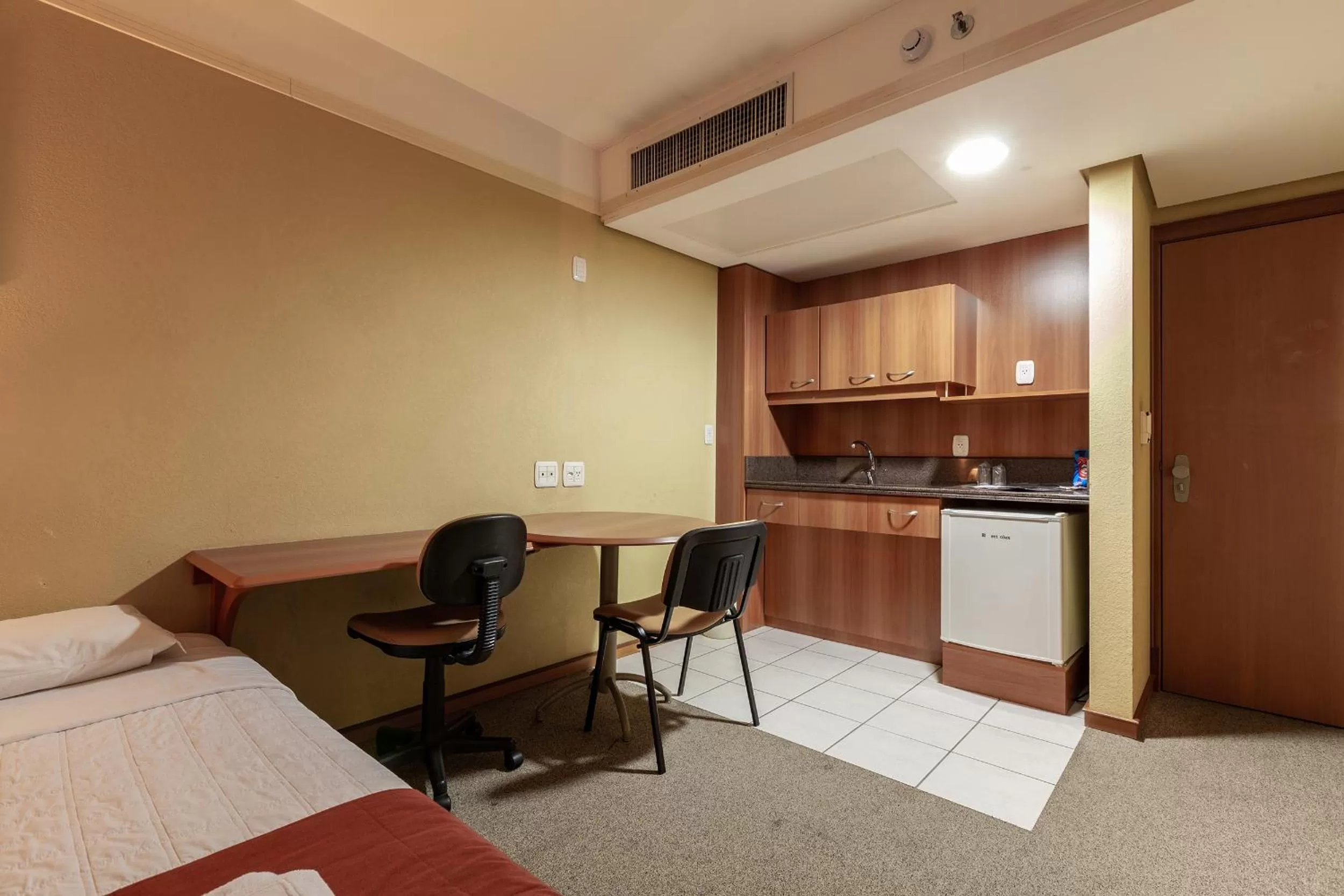 Kitchen or kitchenette, Bed in Tri Hotel Executive Caxias
