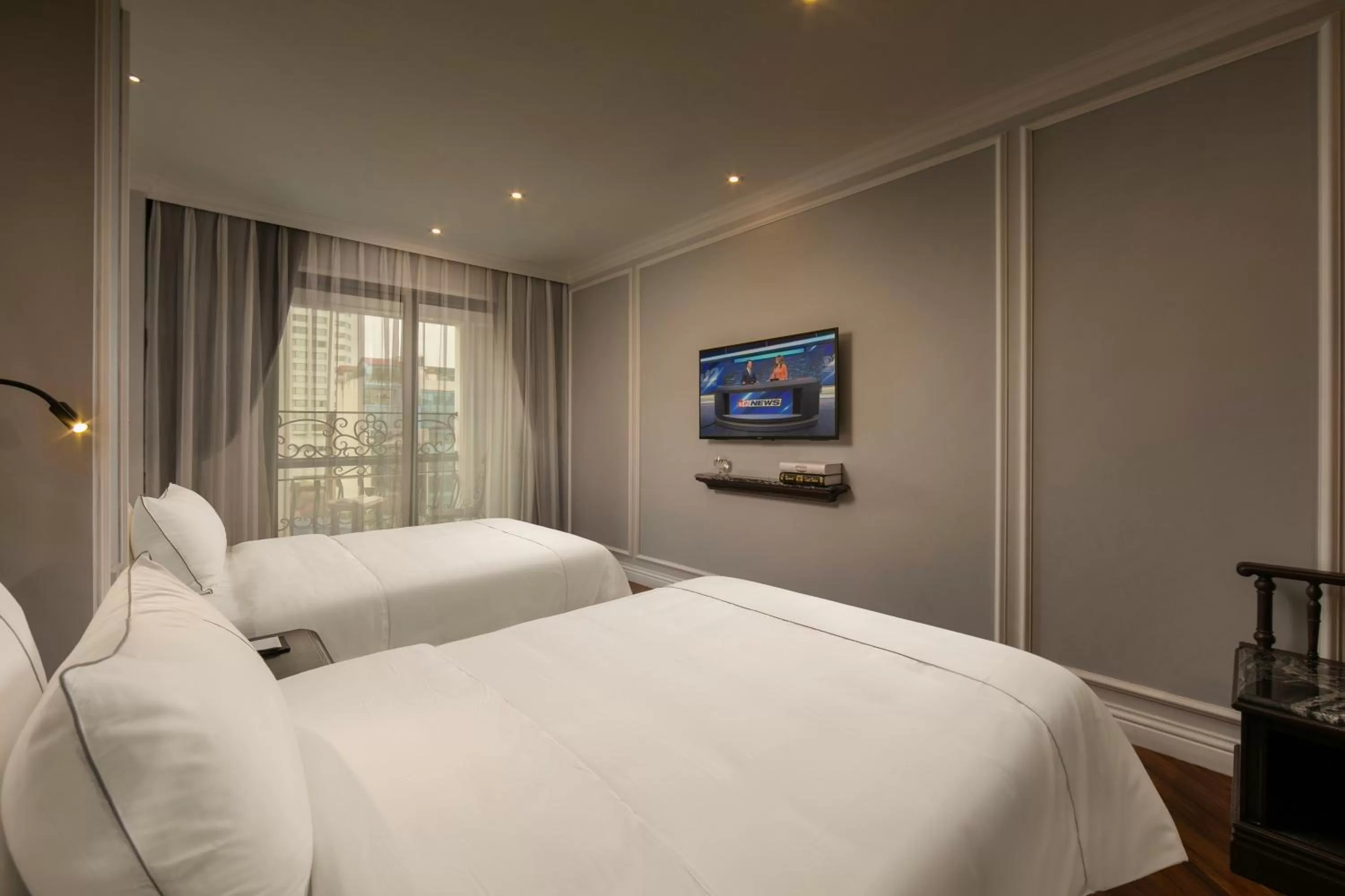 Photo of the whole room, Bed in Canary Hotel