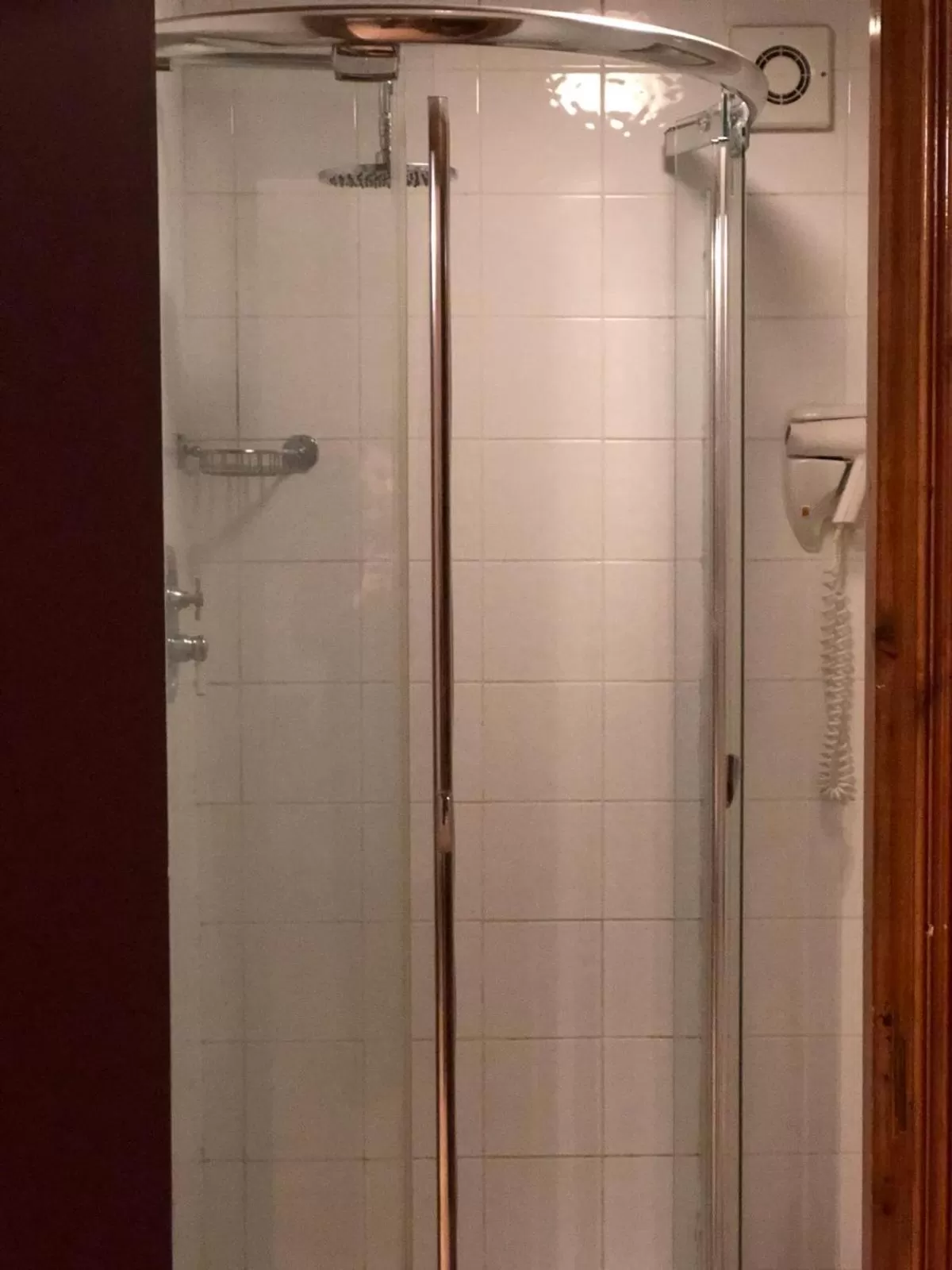 Bathroom in Walsh's Hotel and Apartments