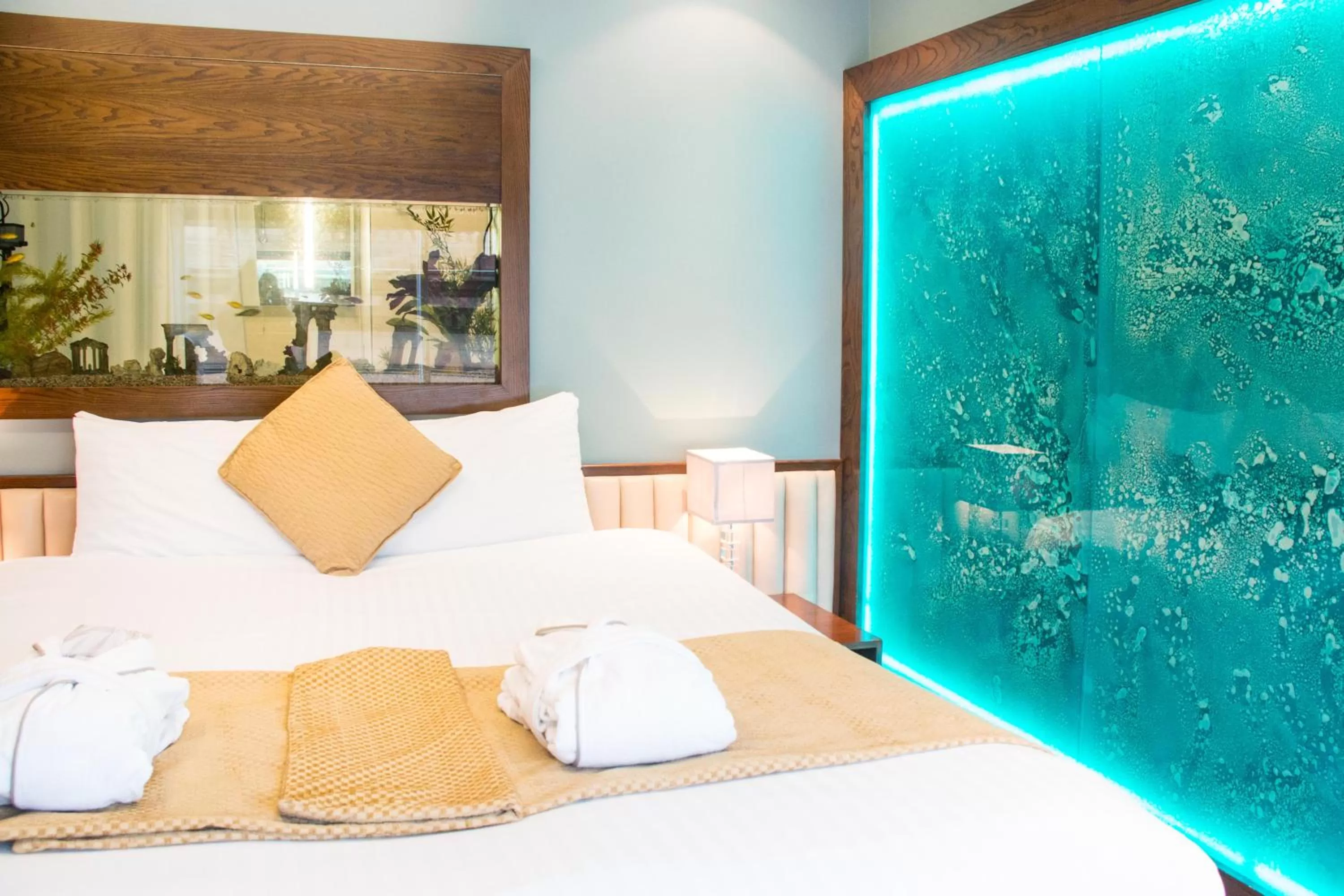 Photo of the whole room, Bed in Le Monde Hotel