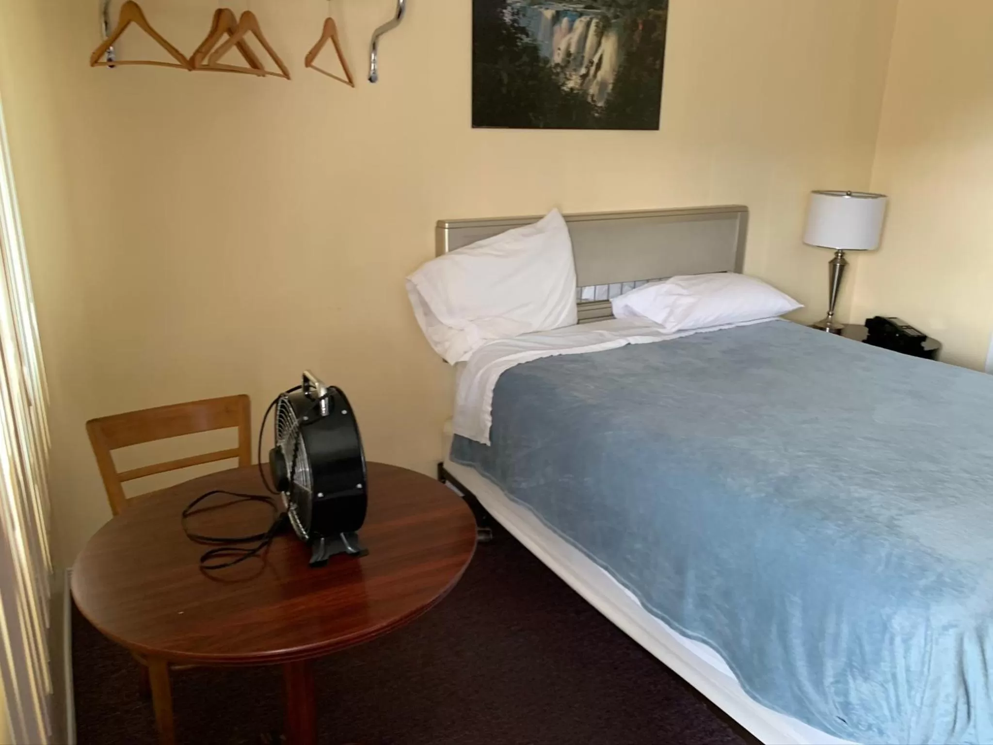 Bed in Sunparlor Motel