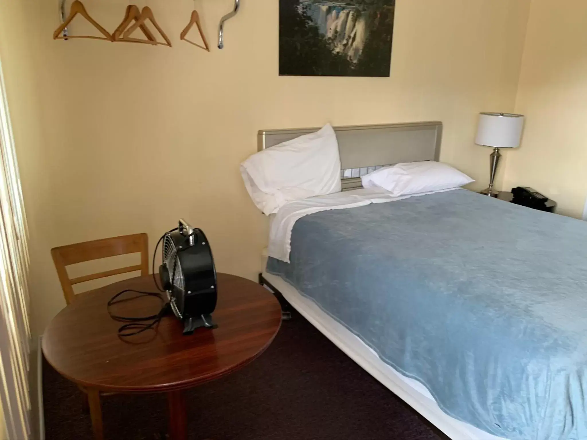 Queen Room - Non-Smoking in Sunparlor Motel Queen Room - Non-Smoking in Sunparlor Motel