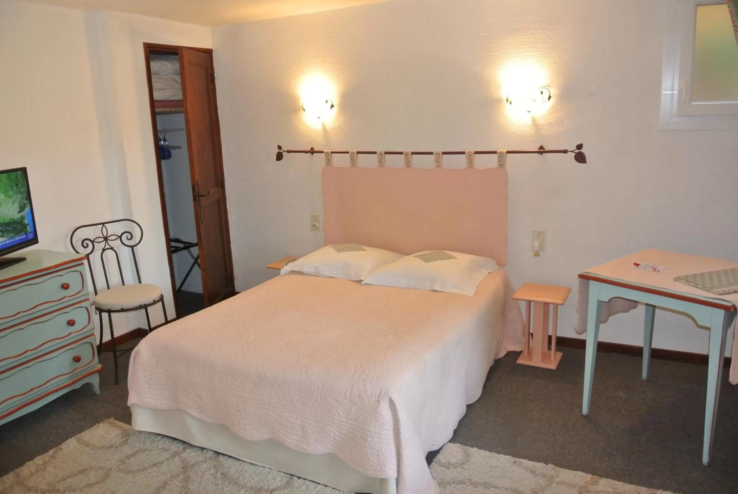Photo of the whole room, Bed in La Vieille Bastide
