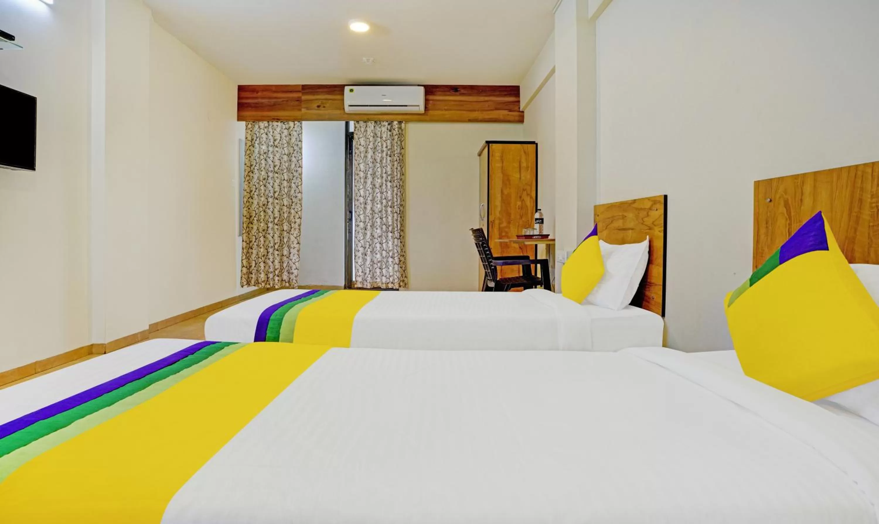 Bedroom, Bed in Itsy Hotels Oasis Pride