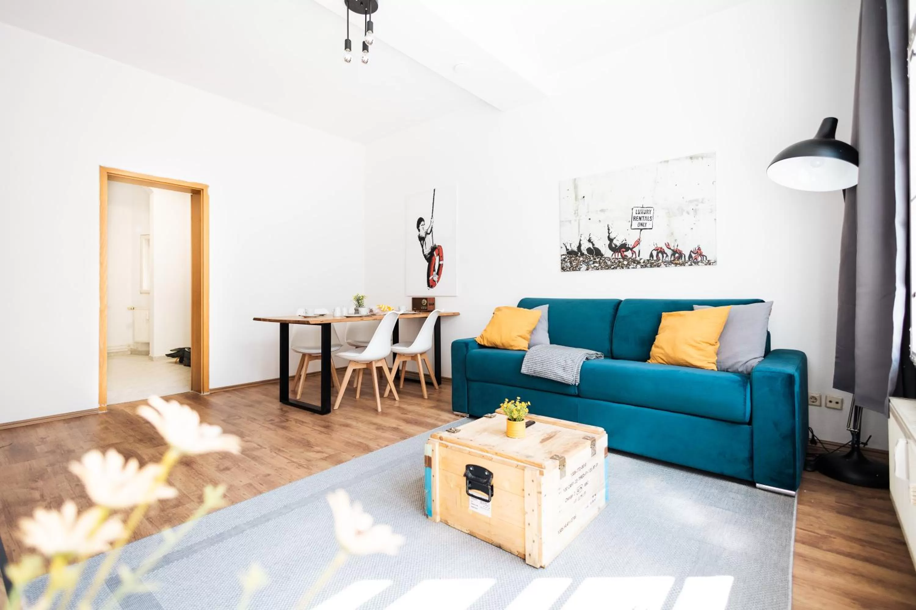 Living room, Seating Area in Ko-Living Space an der Oper - Street Art Design Apartments