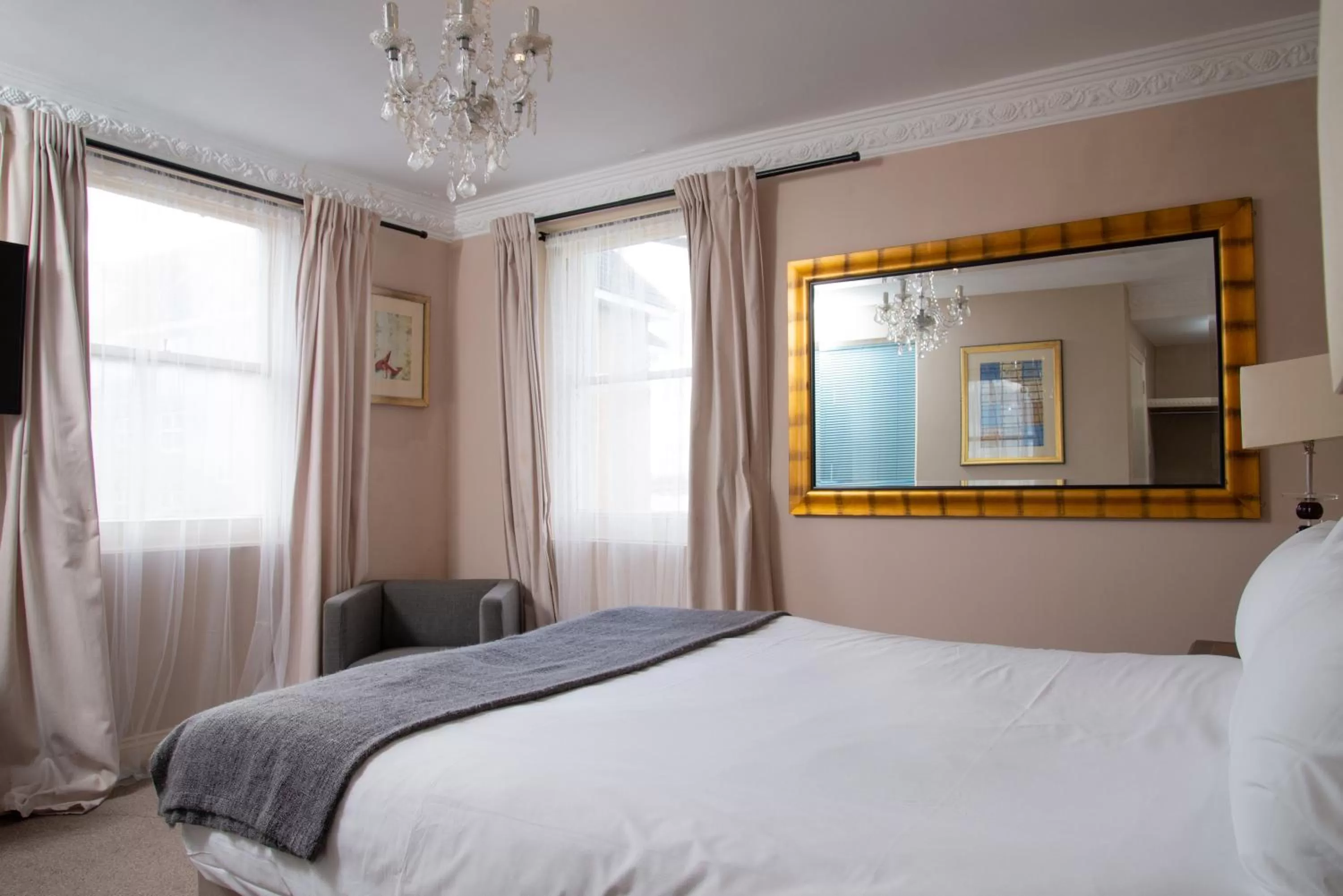 Bedroom, Bed in Royal Hotel, Bar & Grill