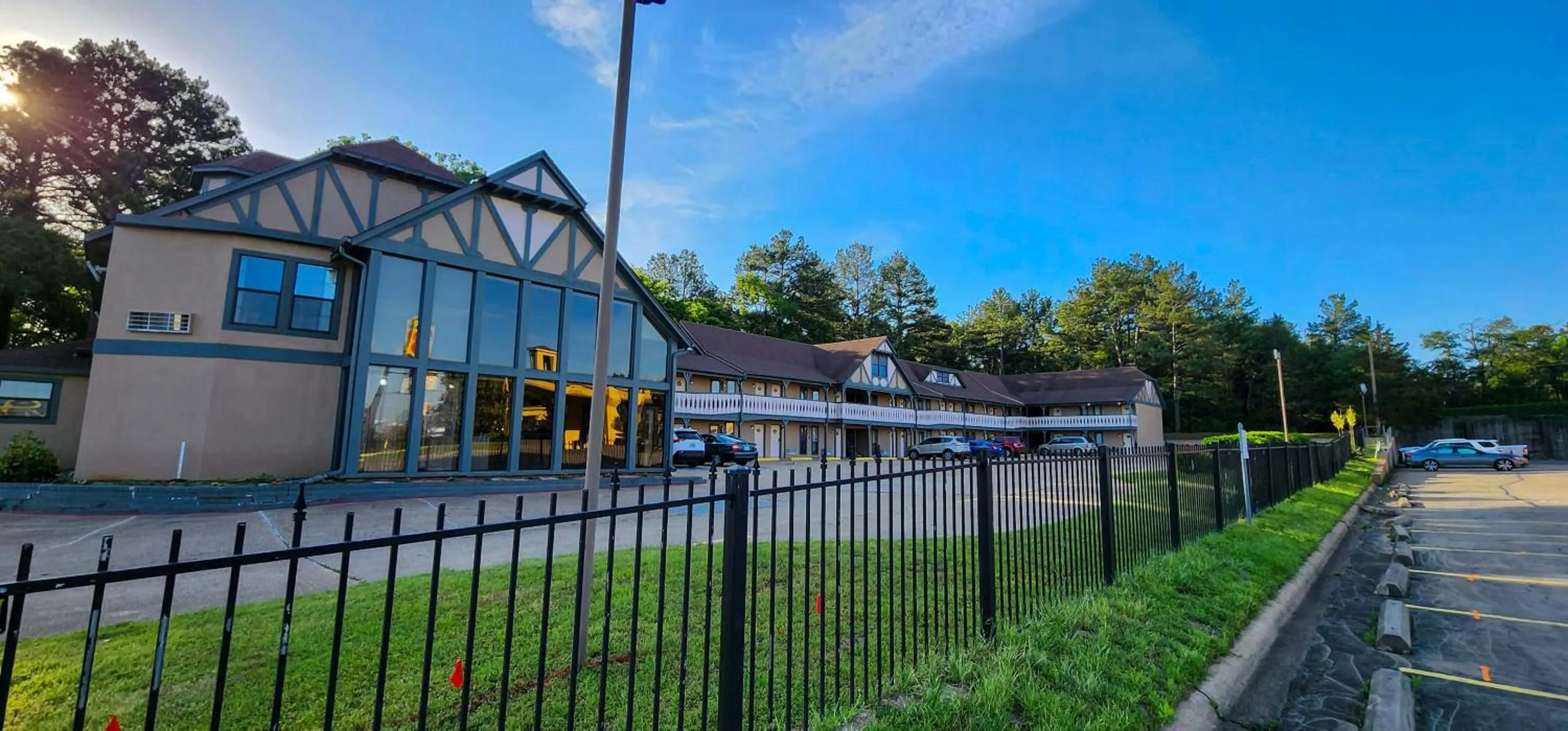 Property building in Stratford Inn Tyler