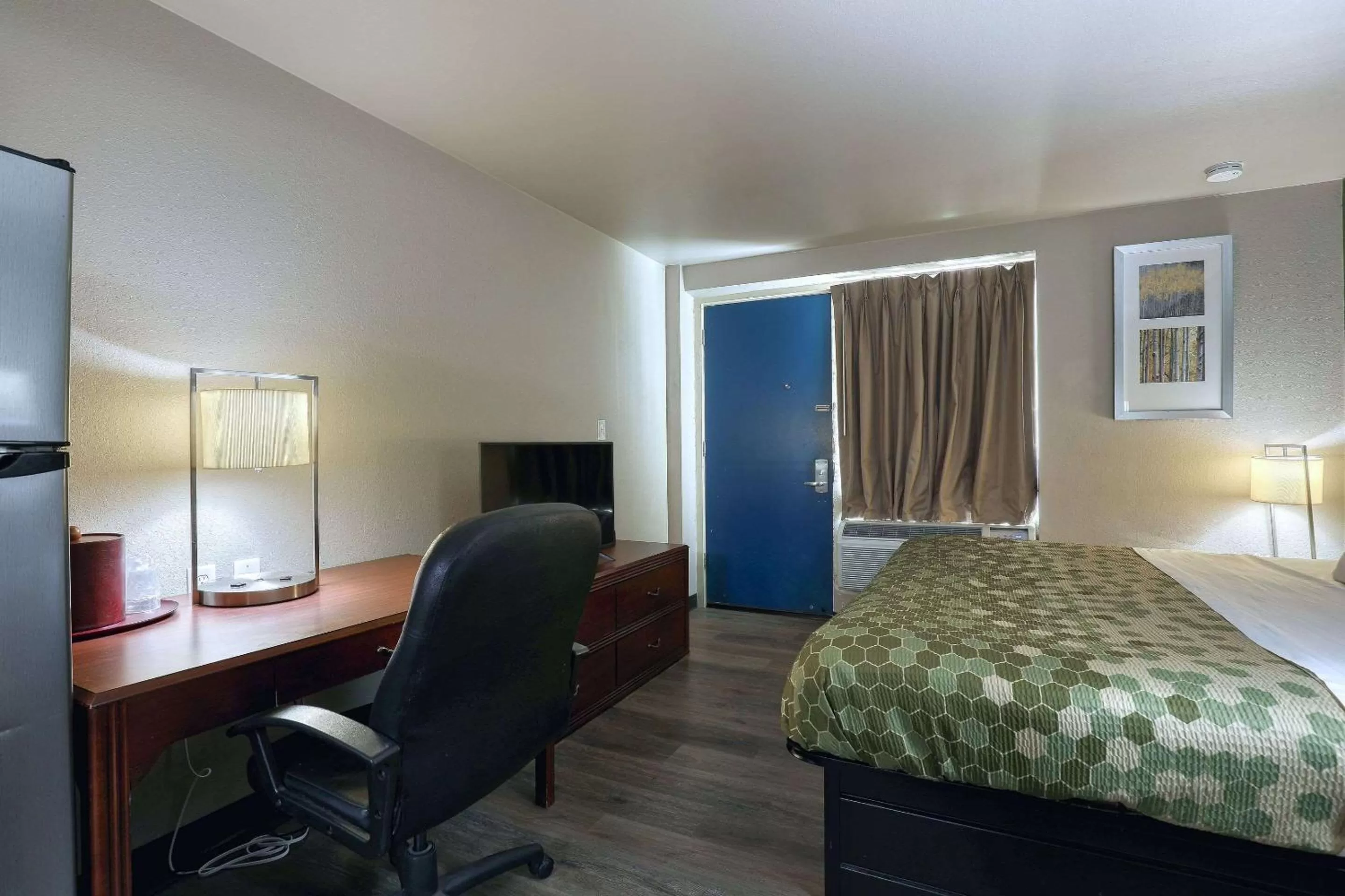 Bedroom, Bed in Suburban Studios Neenah-Appleton