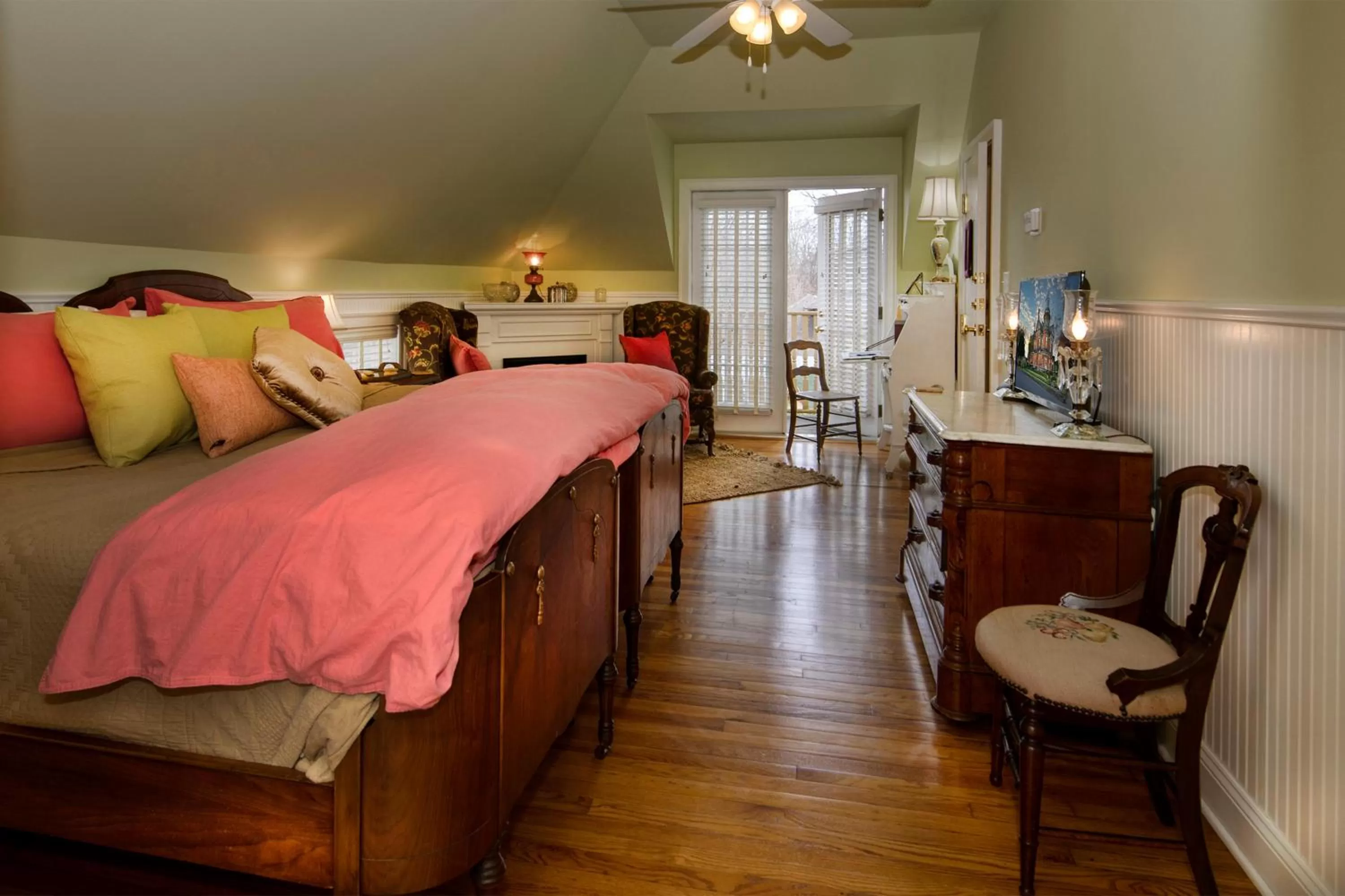 Seating area, Bed in The Empress of Little Rock