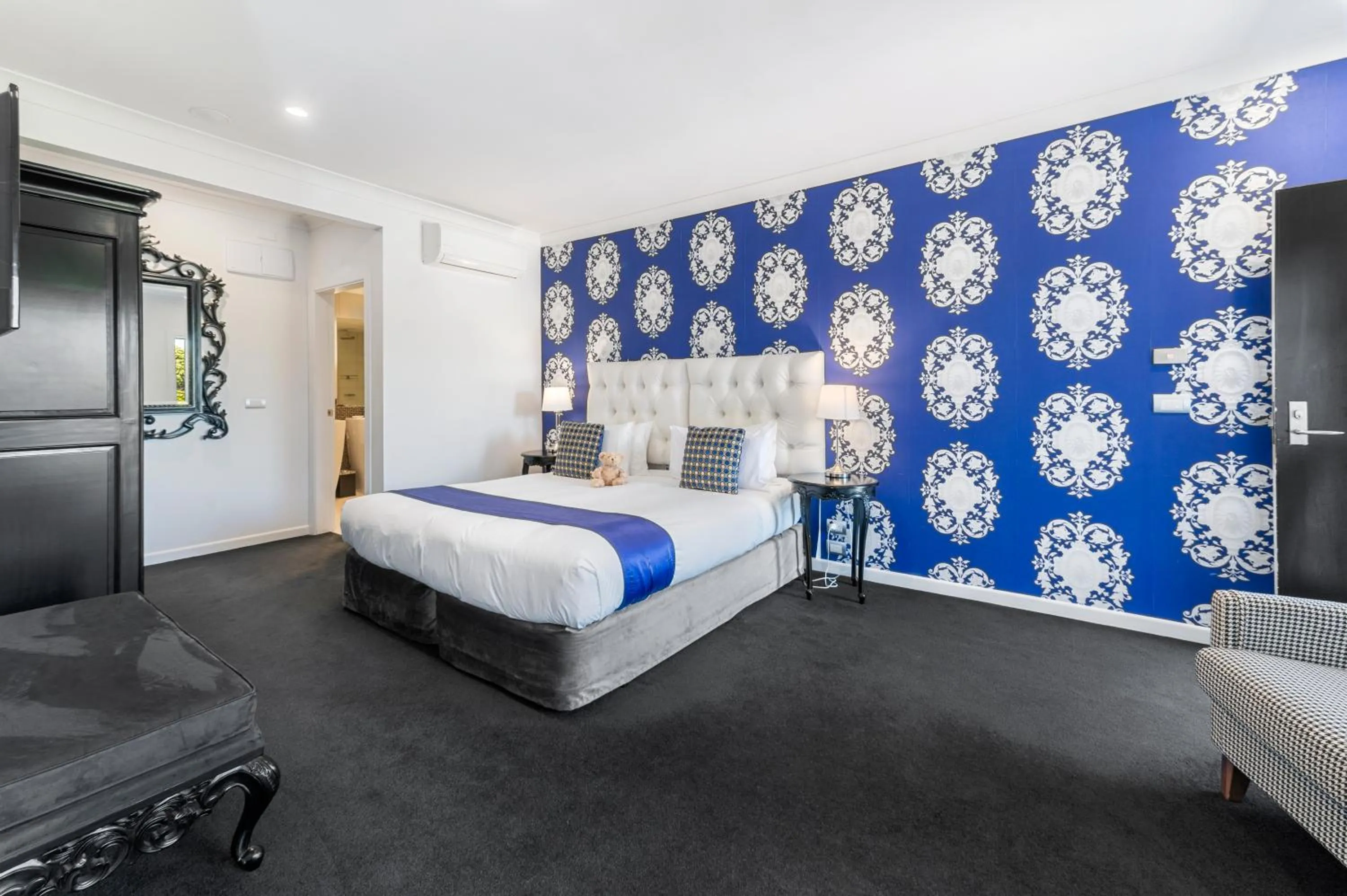 Photo of the whole room, Bed in Black Swan Lakeside Boutique Hotel