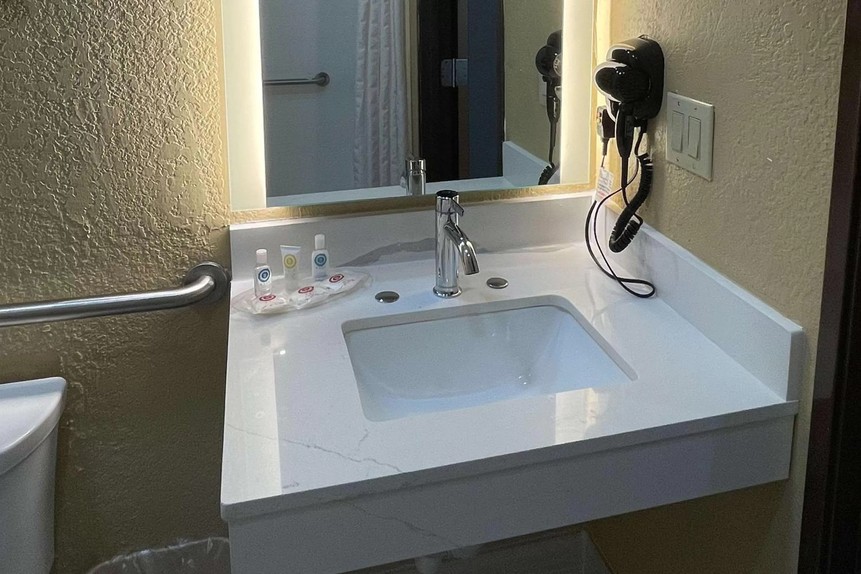 Bedroom in Comfort Suites San Antonio Near Seaworld