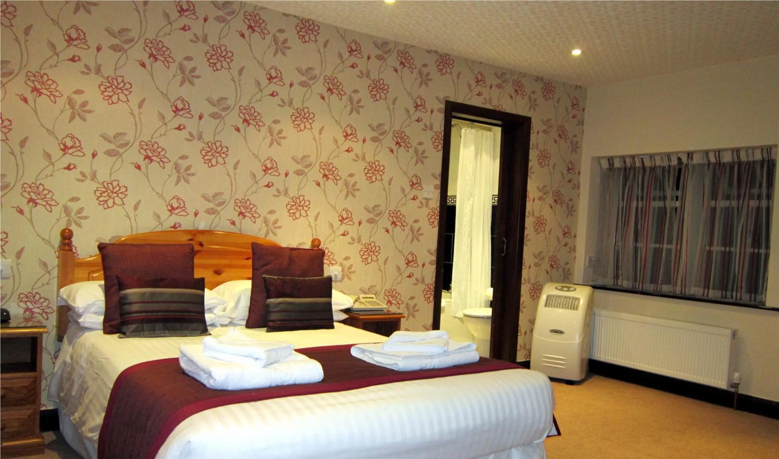 Bedroom, Bed in The Old White Lion Hotel