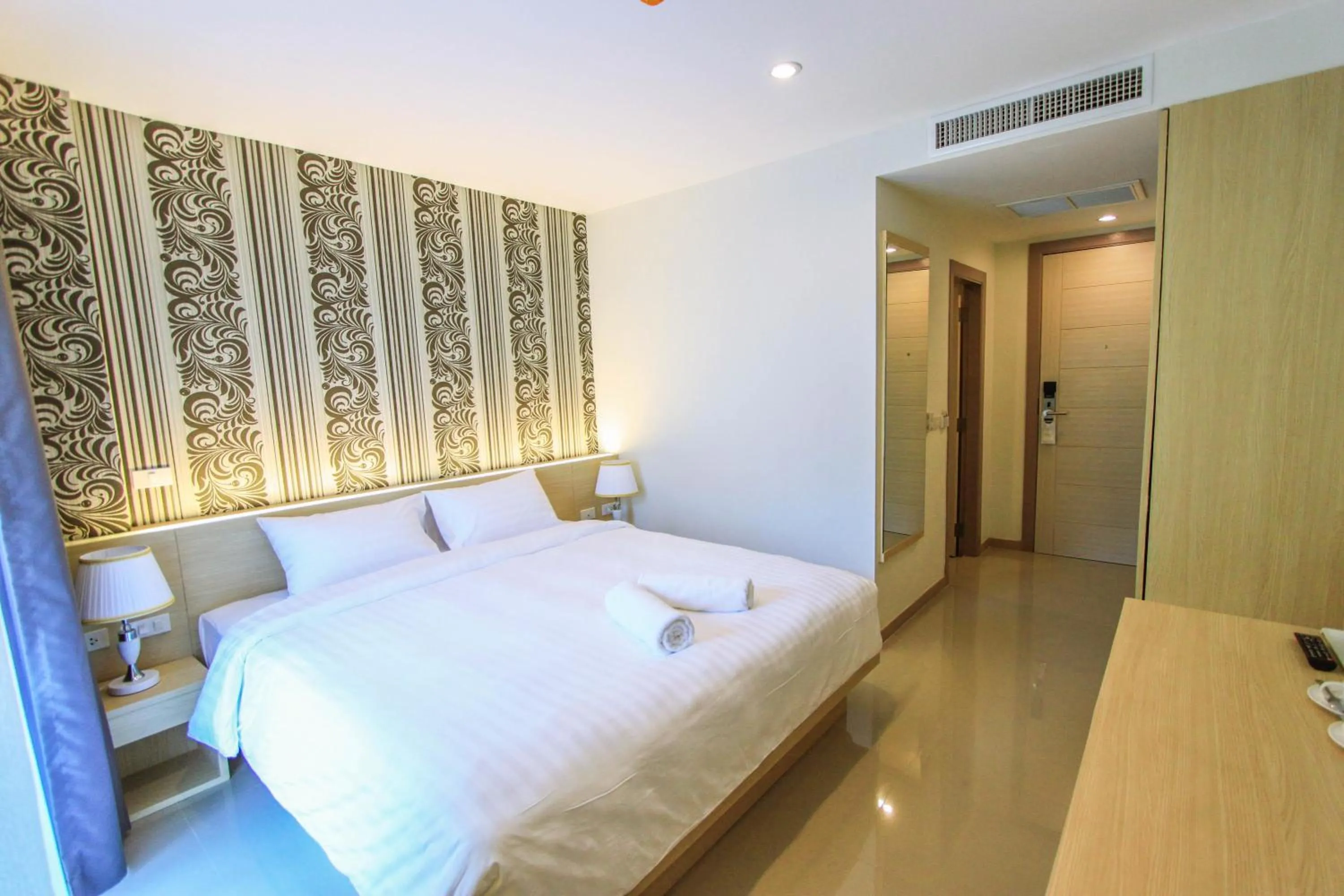 Photo of the whole room, Bed in Ocean and Ole Patong