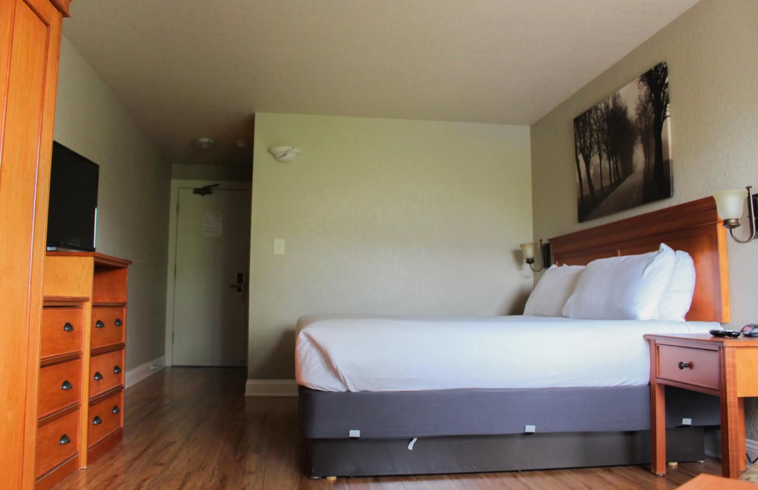 Bedroom, Bed in Stratford Inn