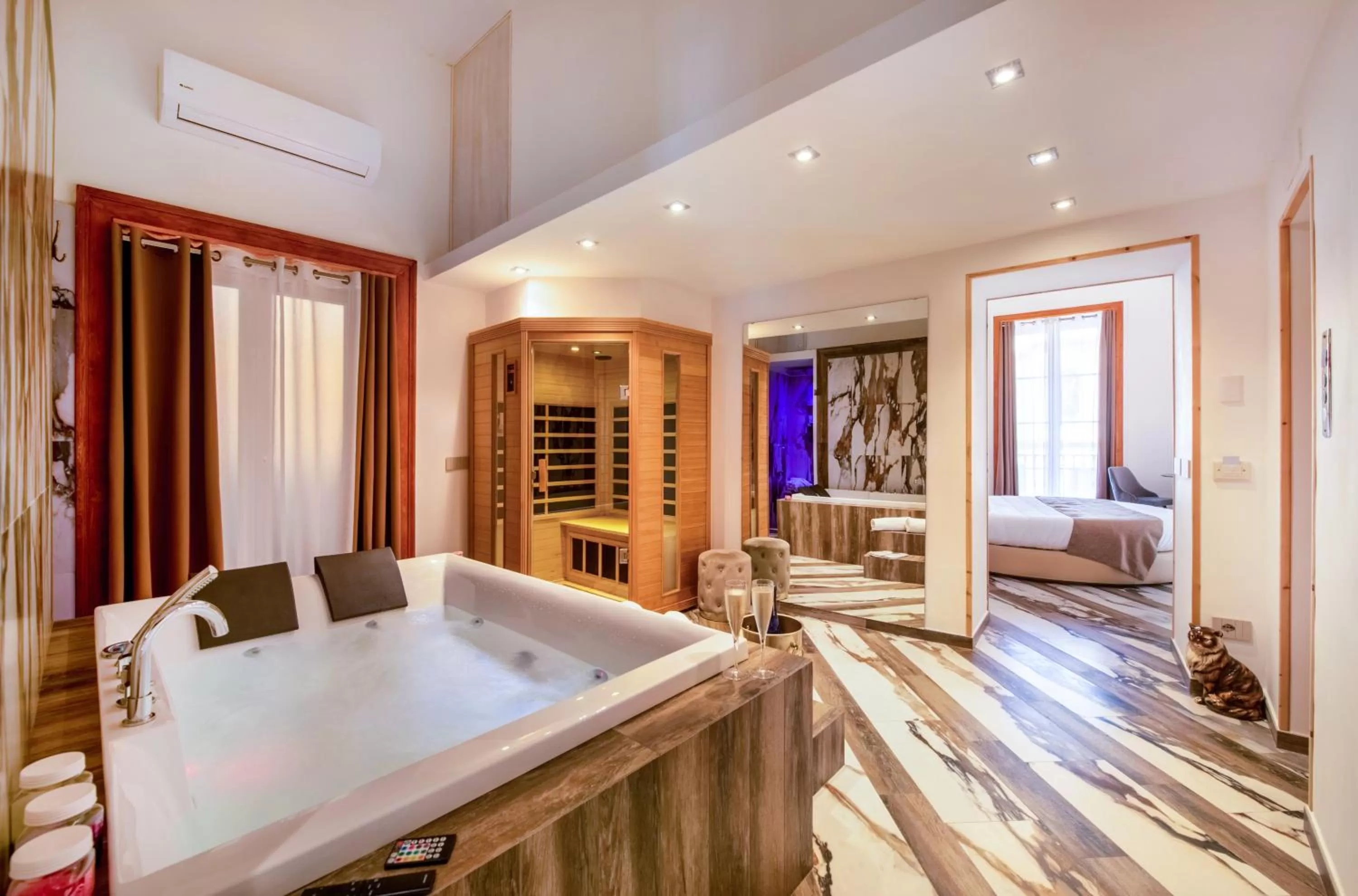 Hot Tub in Sant'Antonino Luxury Suite