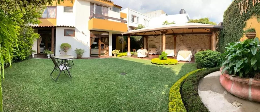 Property Building in Hostal Villa Toscana