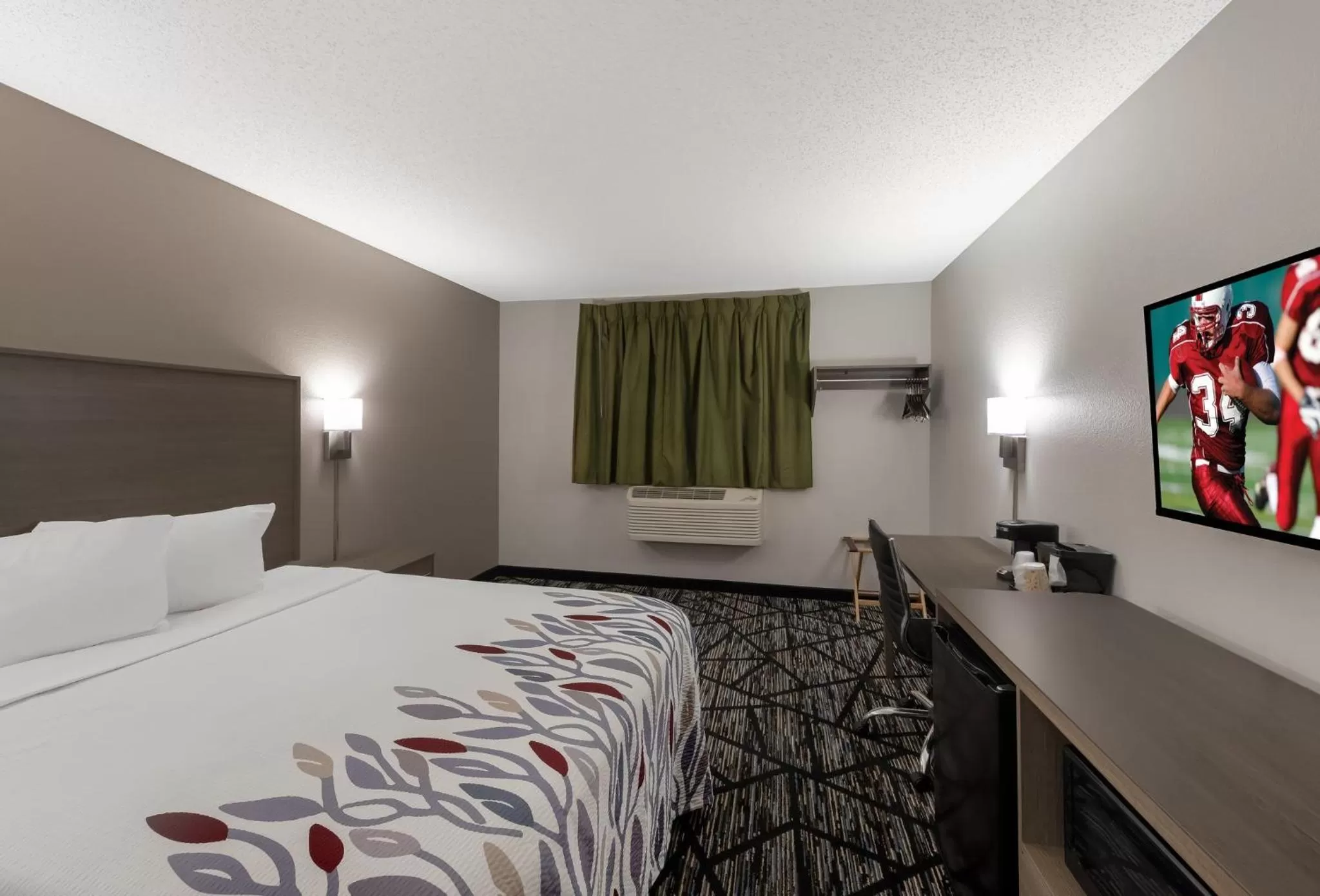 Photo of the whole room, Bed in Red Roof Inn Mansfield