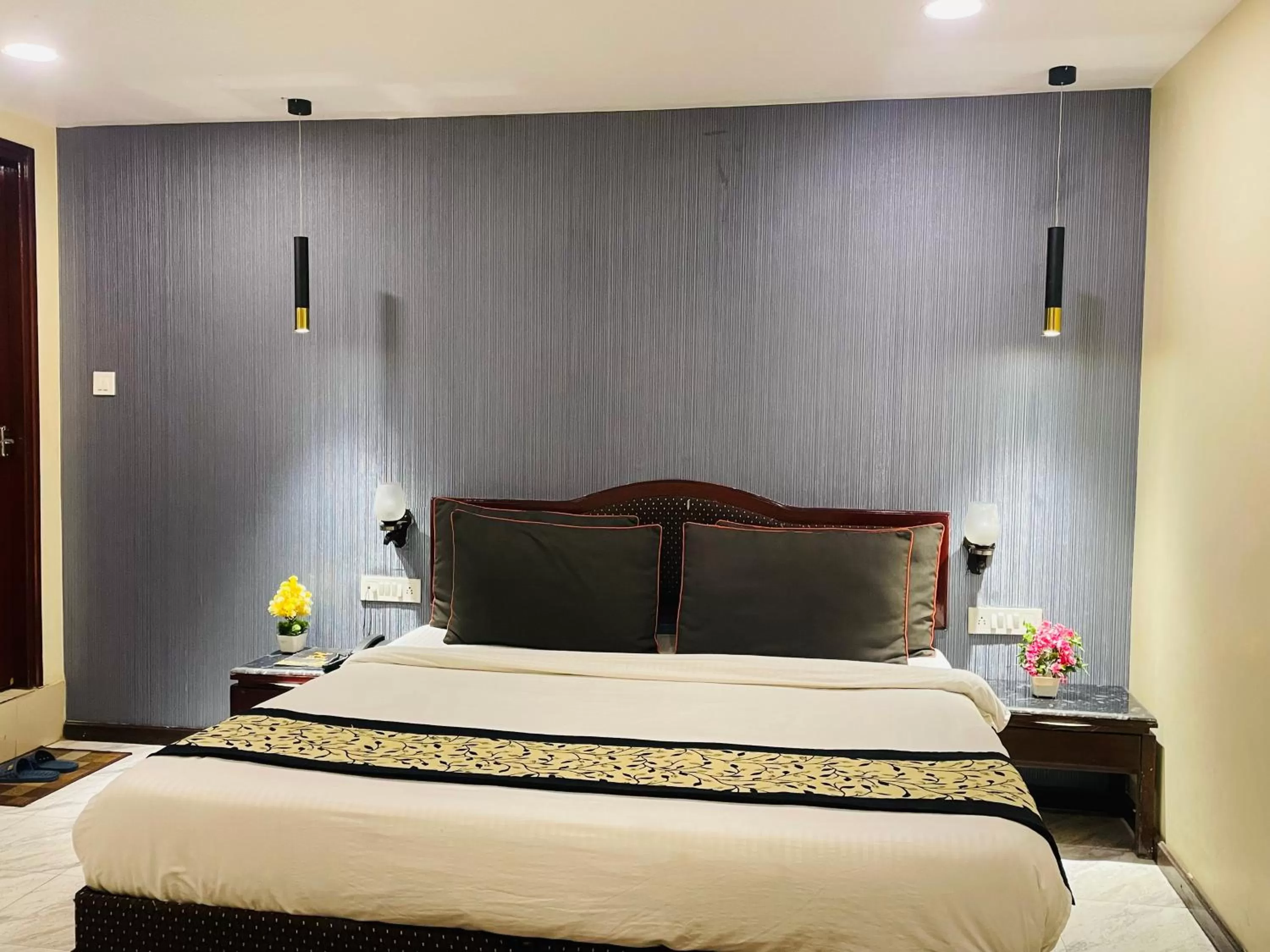 Bed in THE ROYAL PRESIDENCY INN