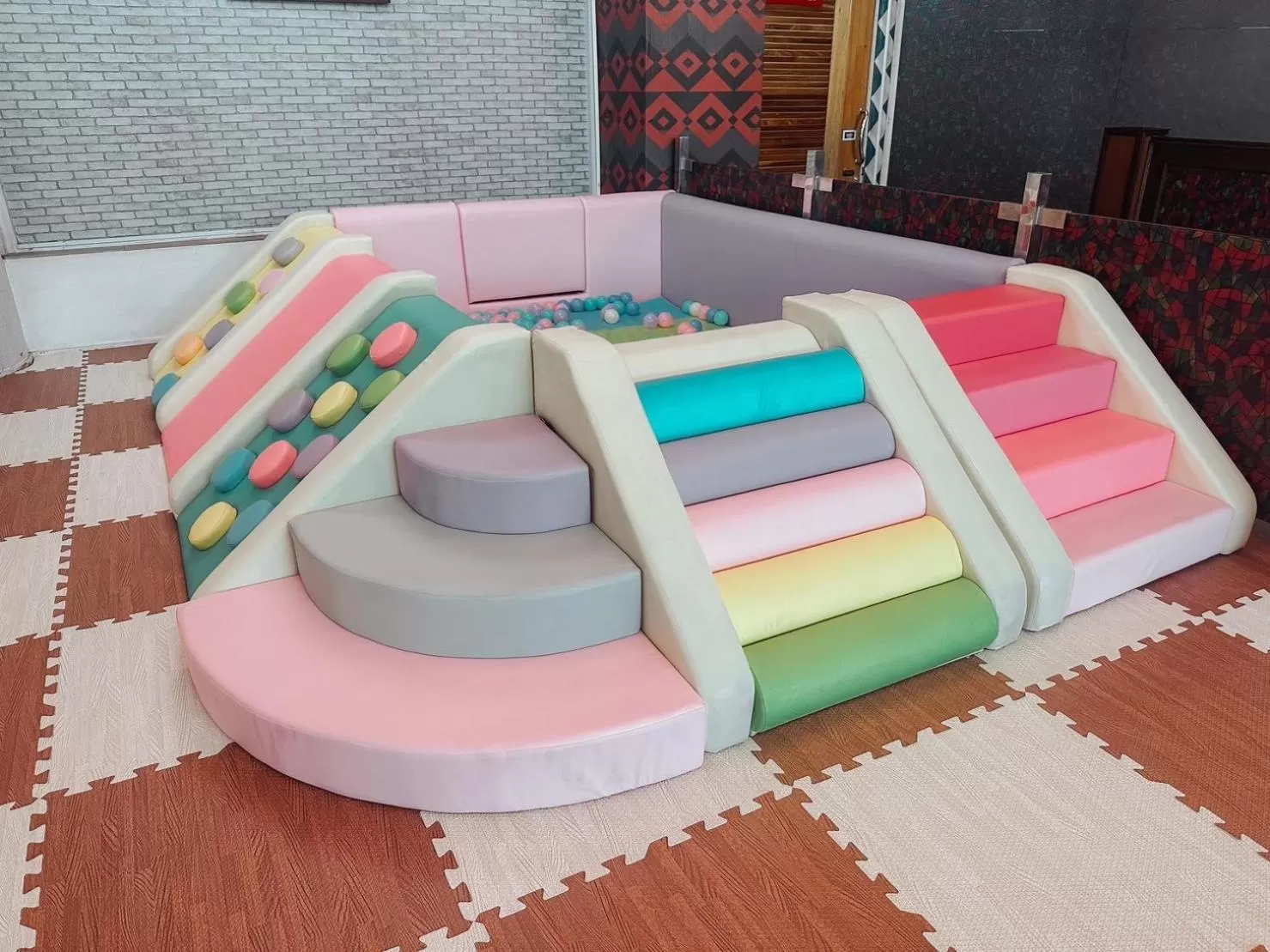 Children play ground, Bed in Hotel De Khuvieng