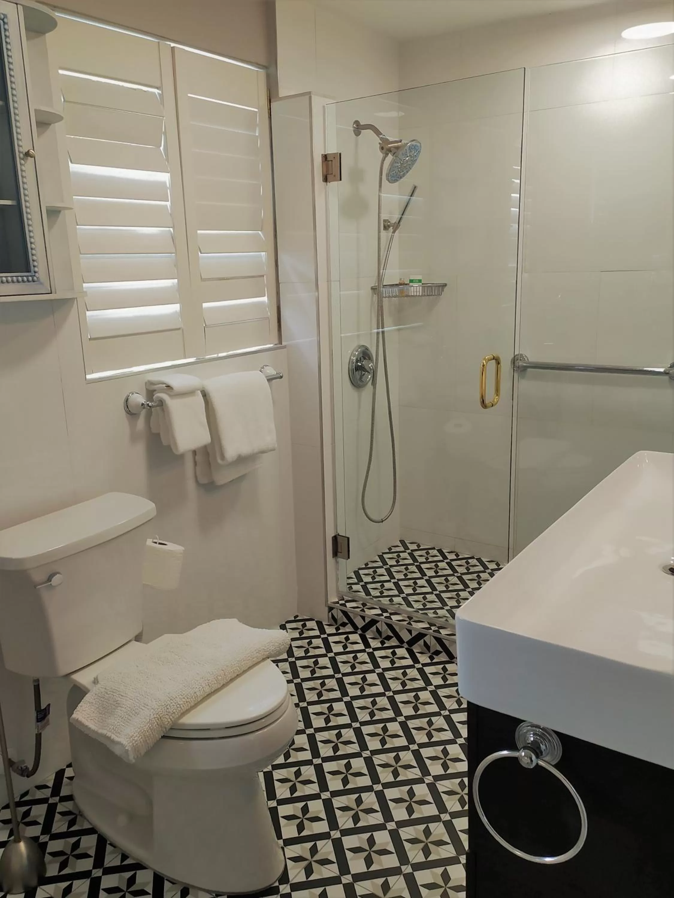 Shower in Manhattan Tower Apartment Hotel