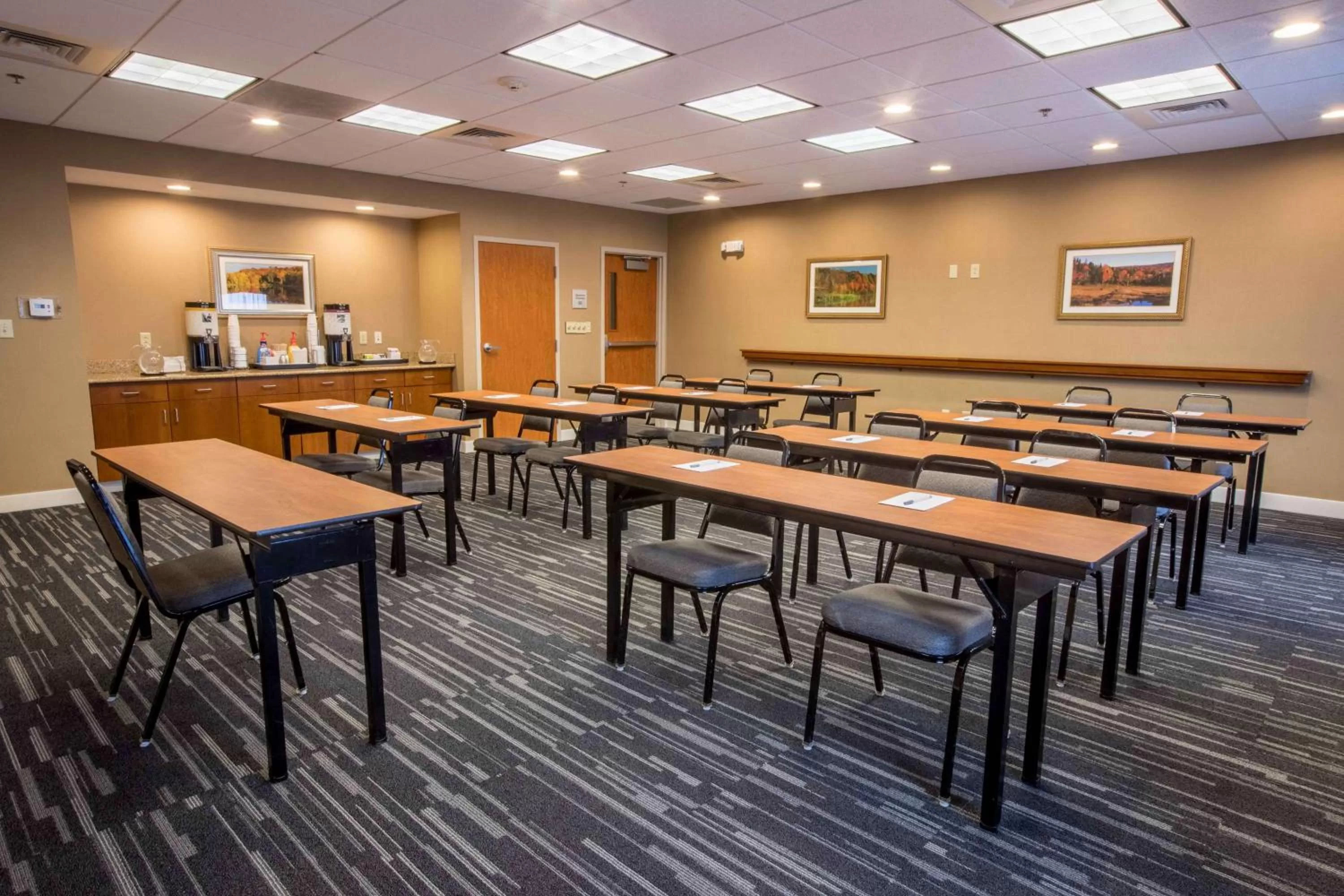 Meeting/conference room in Hampton Inn & Suites Tilton