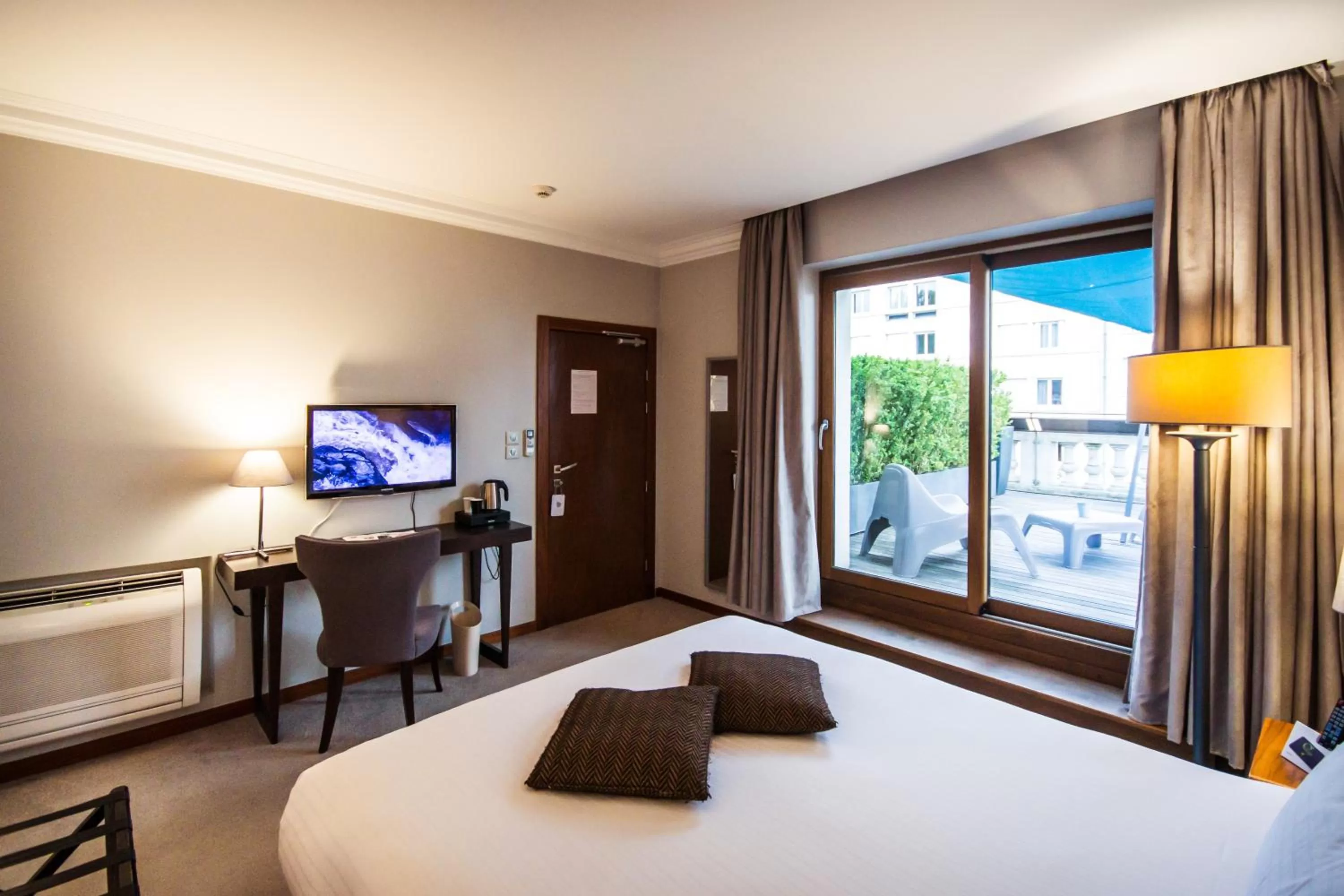 Photo of the whole room, Bed in Logis Villa C Hôtel