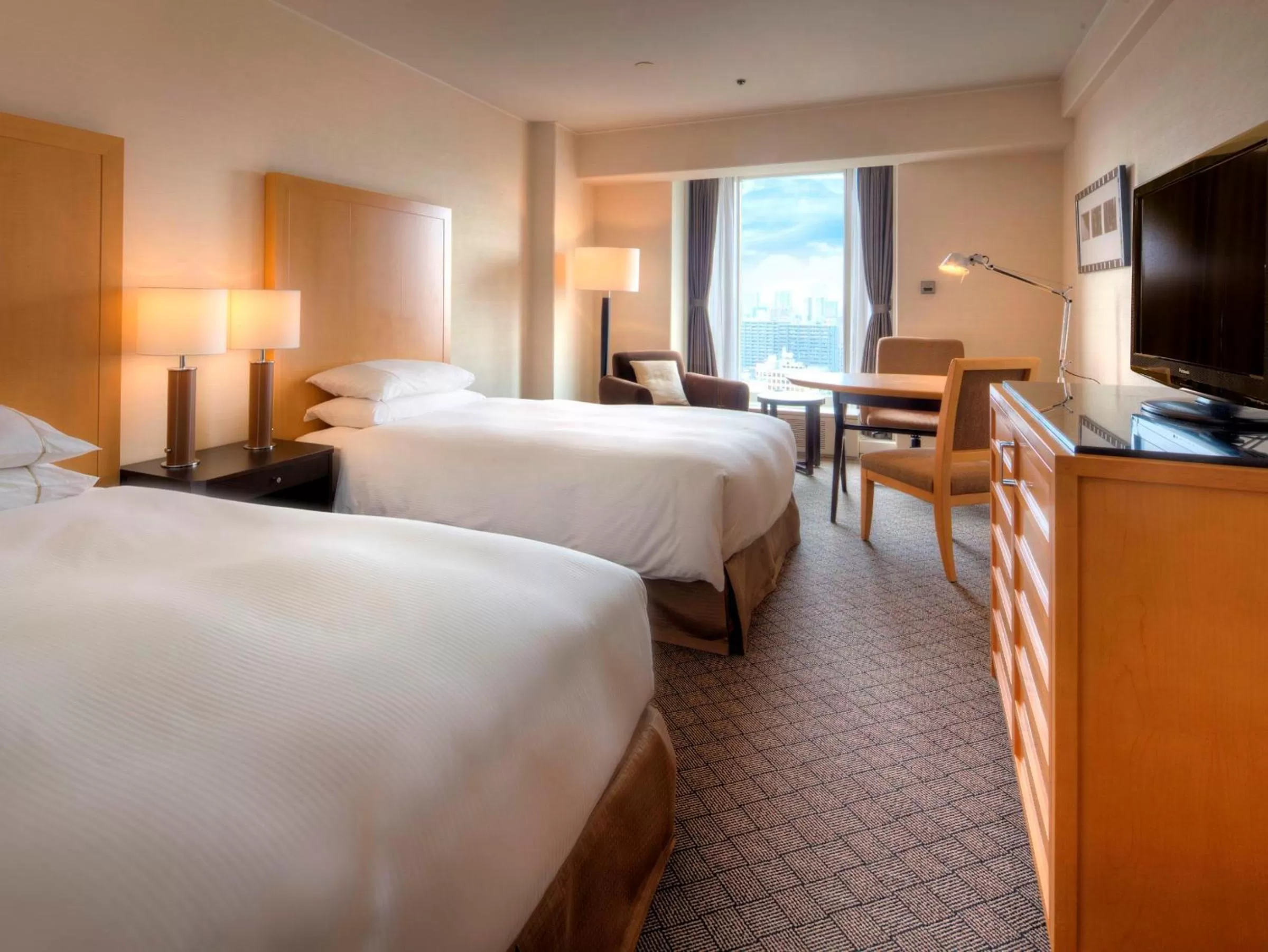 Photo of the whole room, Bed in Sheraton Miyako Hotel Osaka