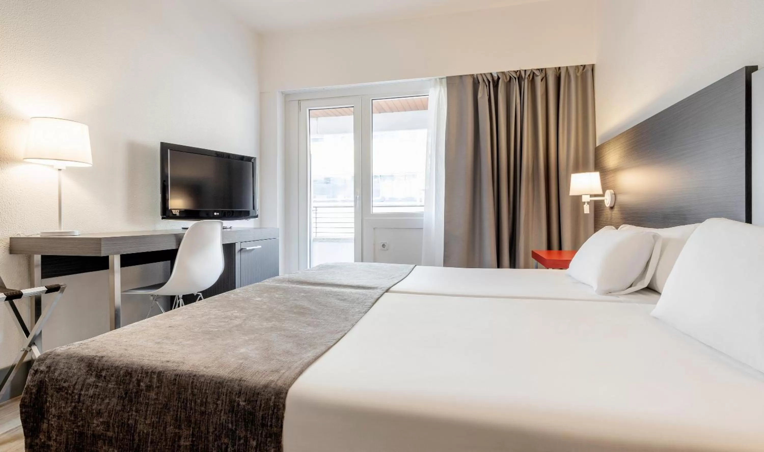 Bedroom, Bed in Ilunion Romareda