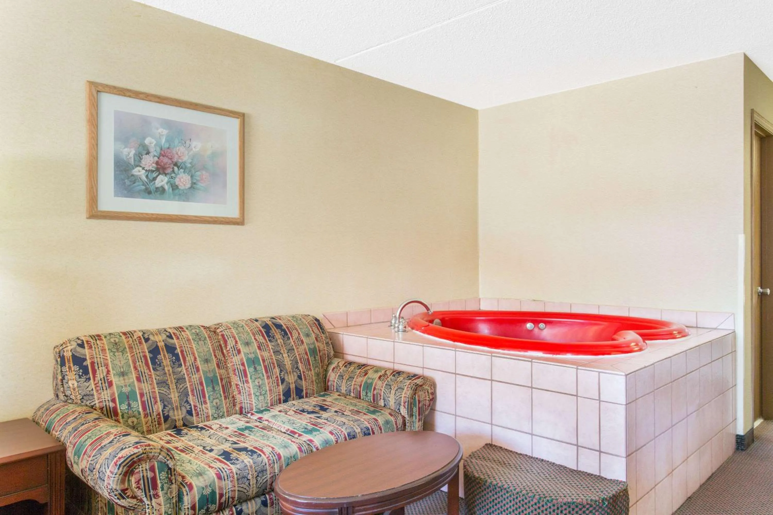 Deluxe King Suite in Days Inn & Suites by Wyndham Bentonville