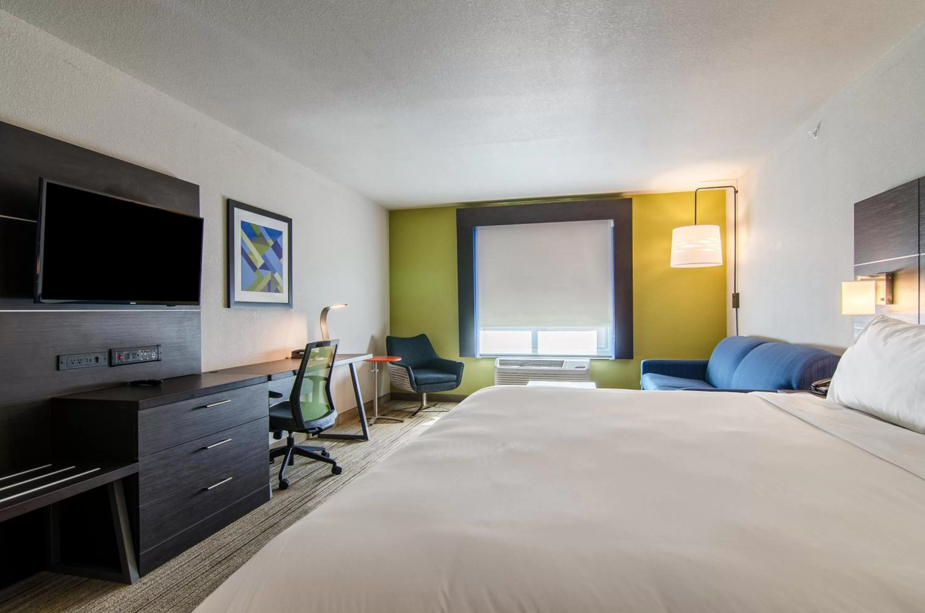 Photo of the whole room, Bed in Holiday Inn Express & Suites - Atchison by IHG