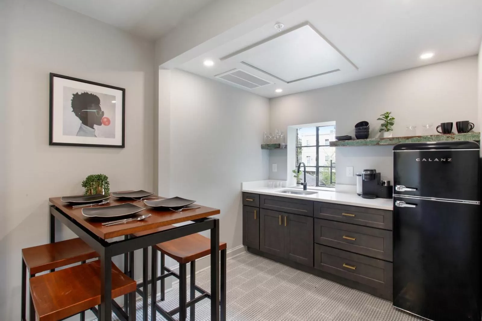 Kitchen/Kitchenette in The Present Hotel