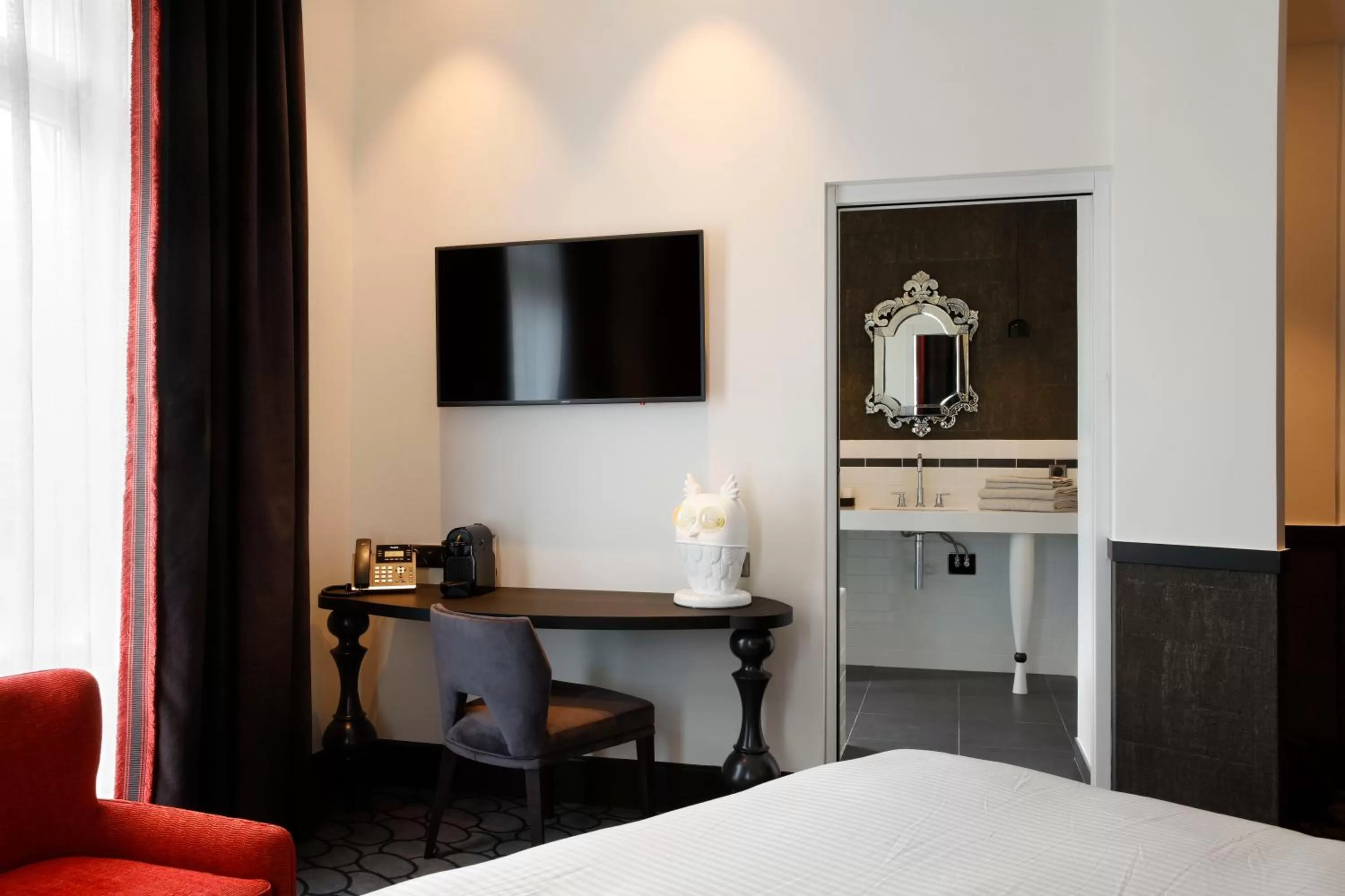 Photo of the whole room, Bed in Continental Hotel