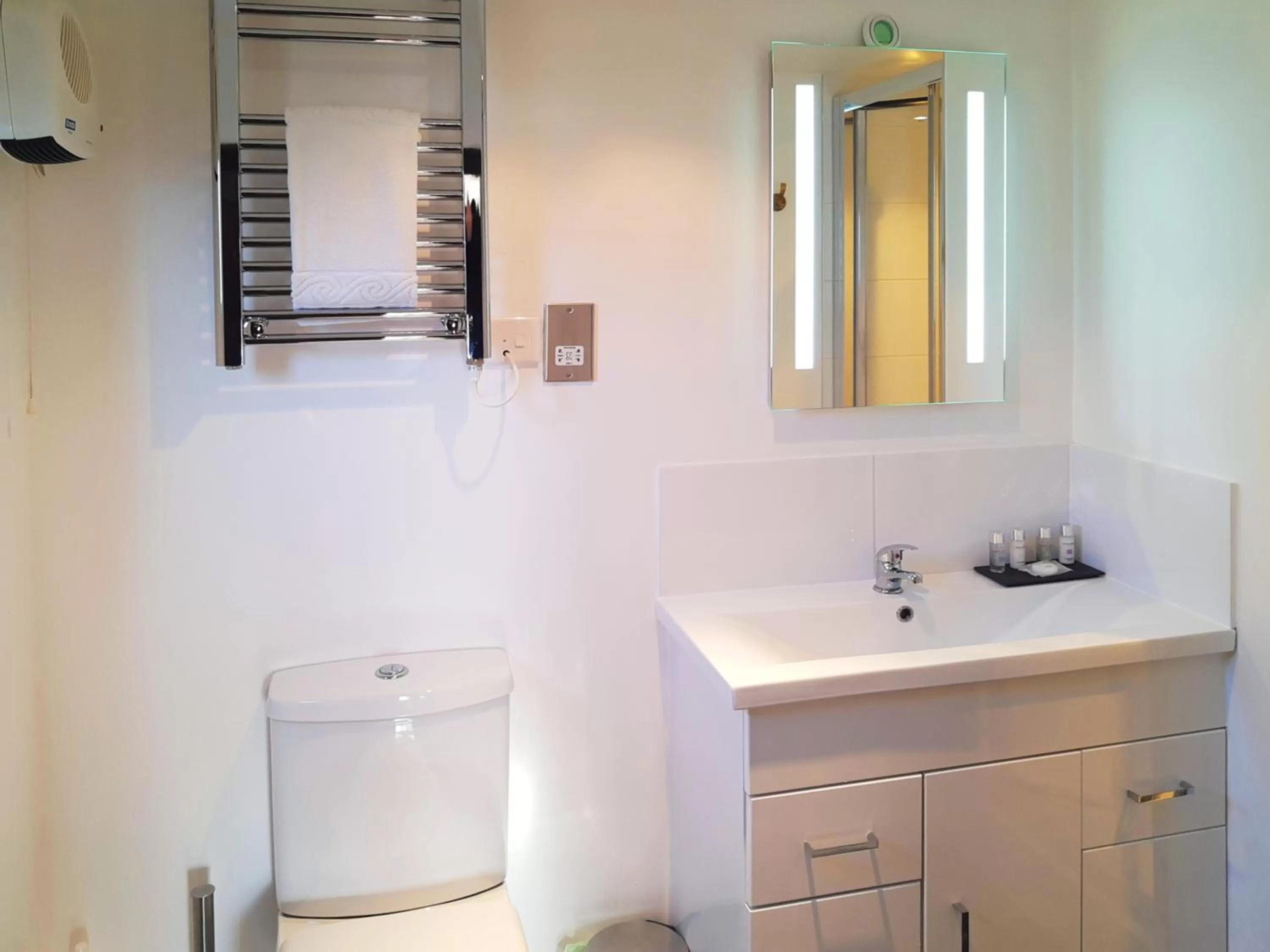 Bathroom in Thatched Cottage Hotel