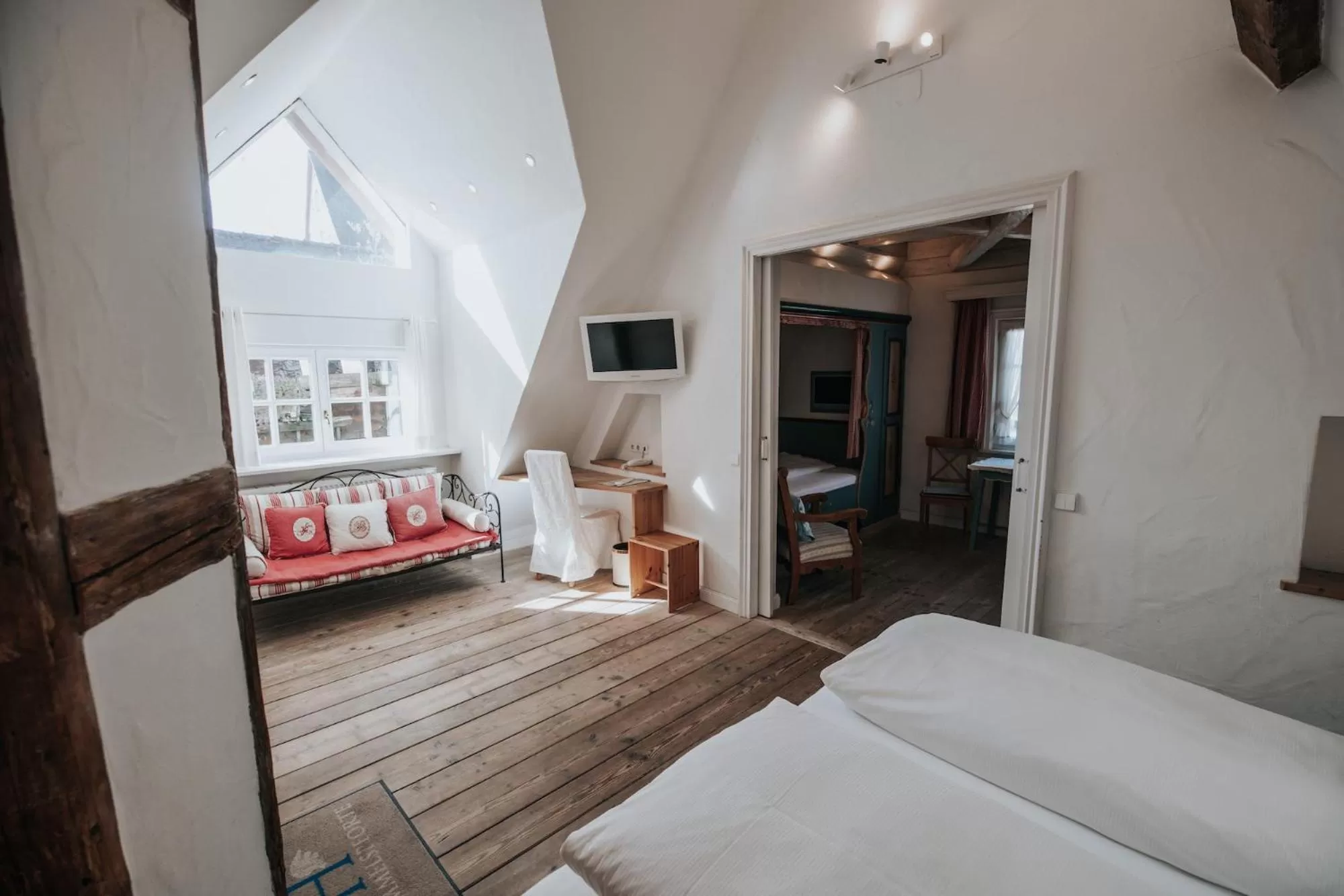 Communal lounge/ TV room, Bed in Boutique Hotel am Rathaus - Reblaus