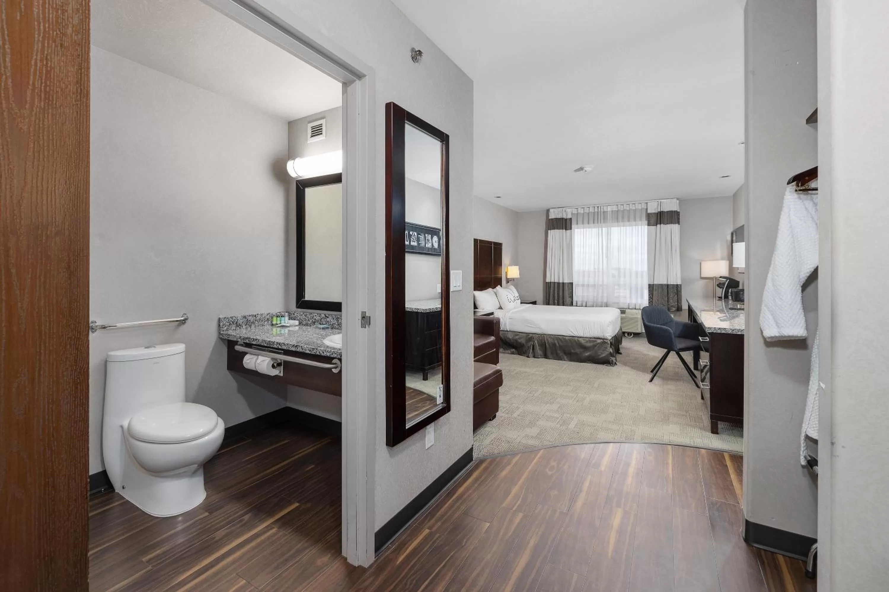 Bathroom, Bed in Home Inn & Suites Yorkton