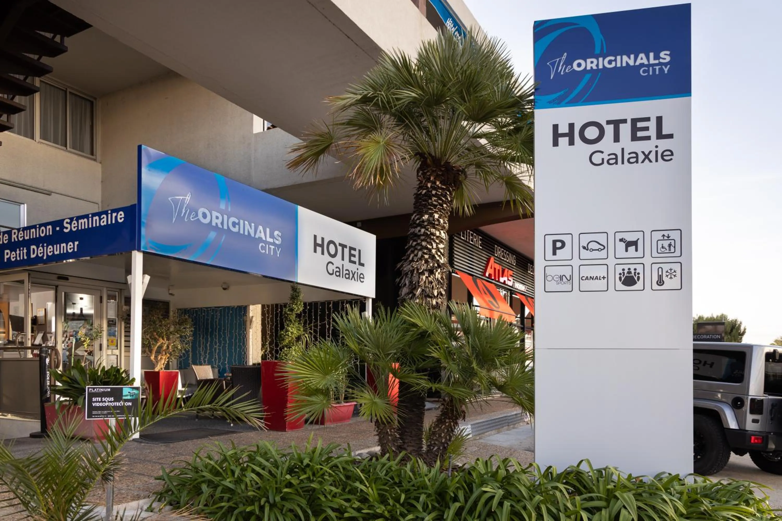 Property building in The Originals City, Hôtel Galaxie, Nice Aéroport