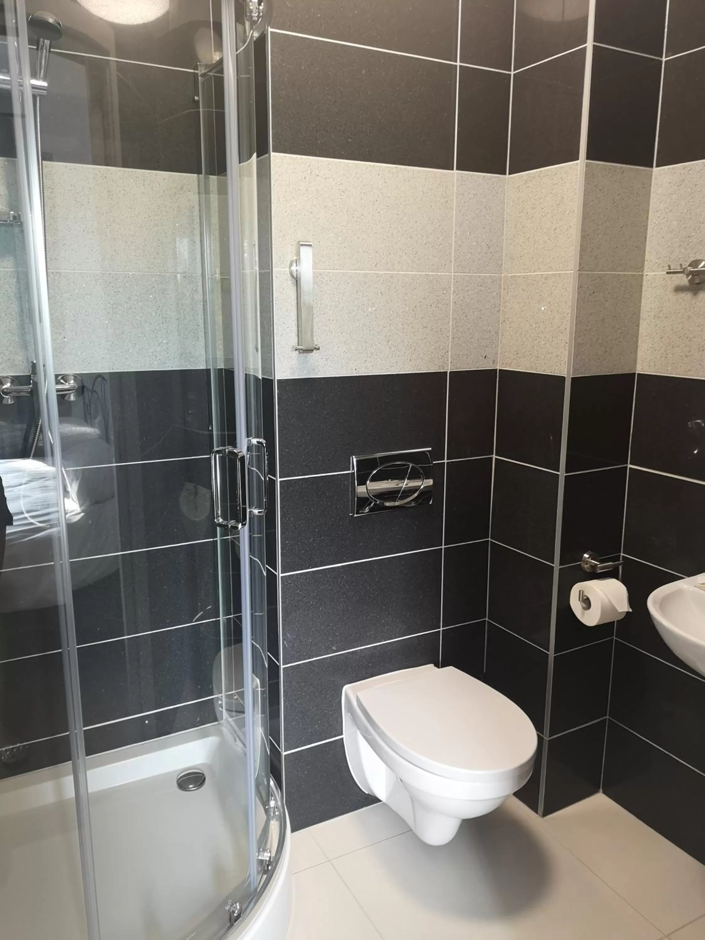 Bathroom in Leon's Rooms