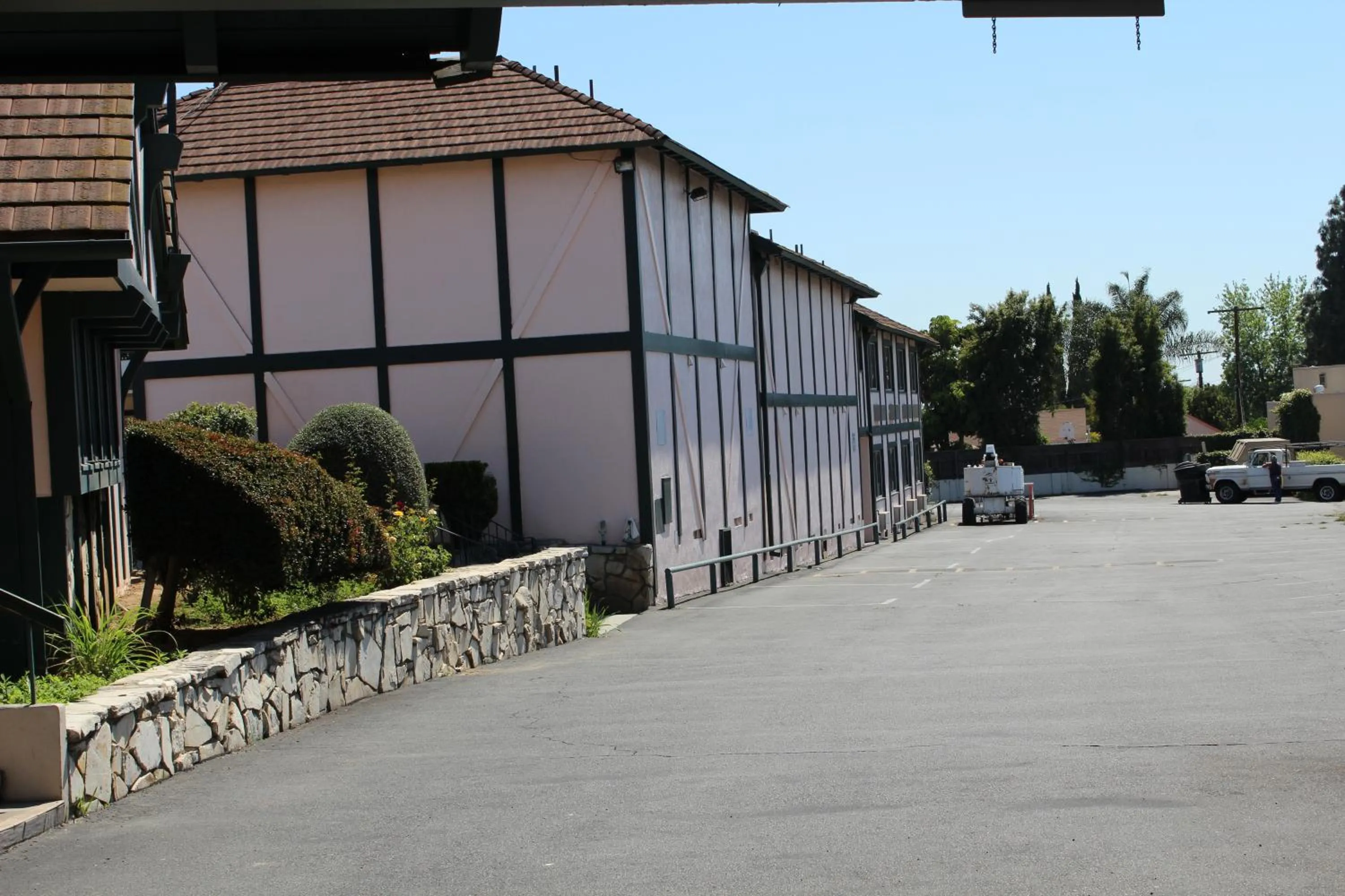 Property building in Best Whittier Inn