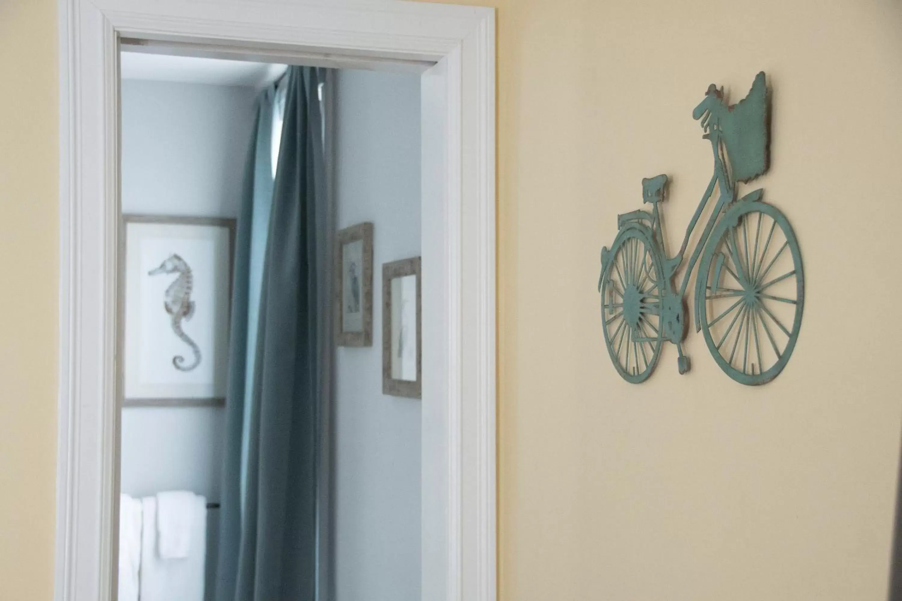 Deluxe Double Room with Shower in The Ocean Bay House Deluxe Double Room with Shower in The Ocean Bay House