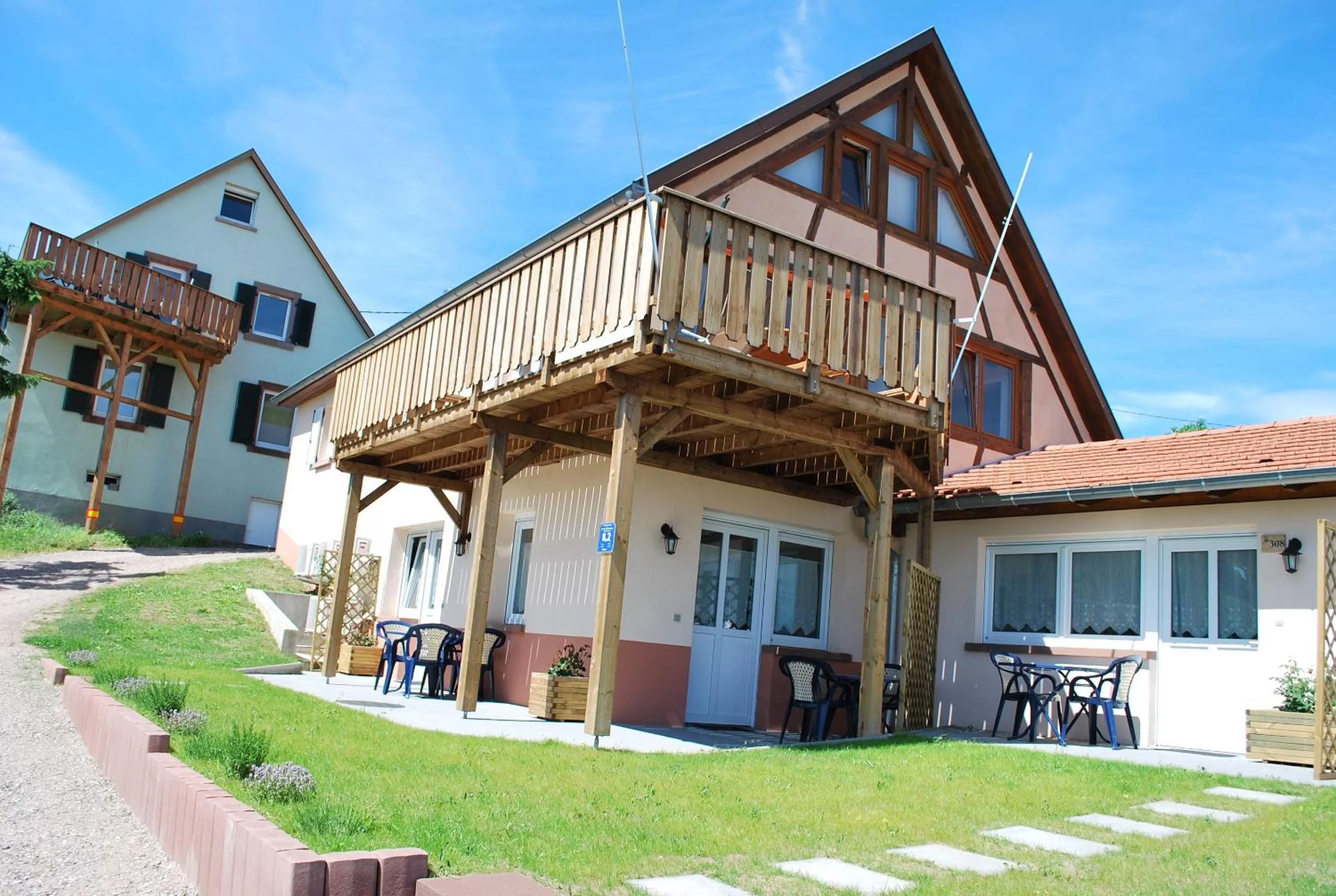 Facade/entrance, Property Building in Chambres d'hôtes Les vignes