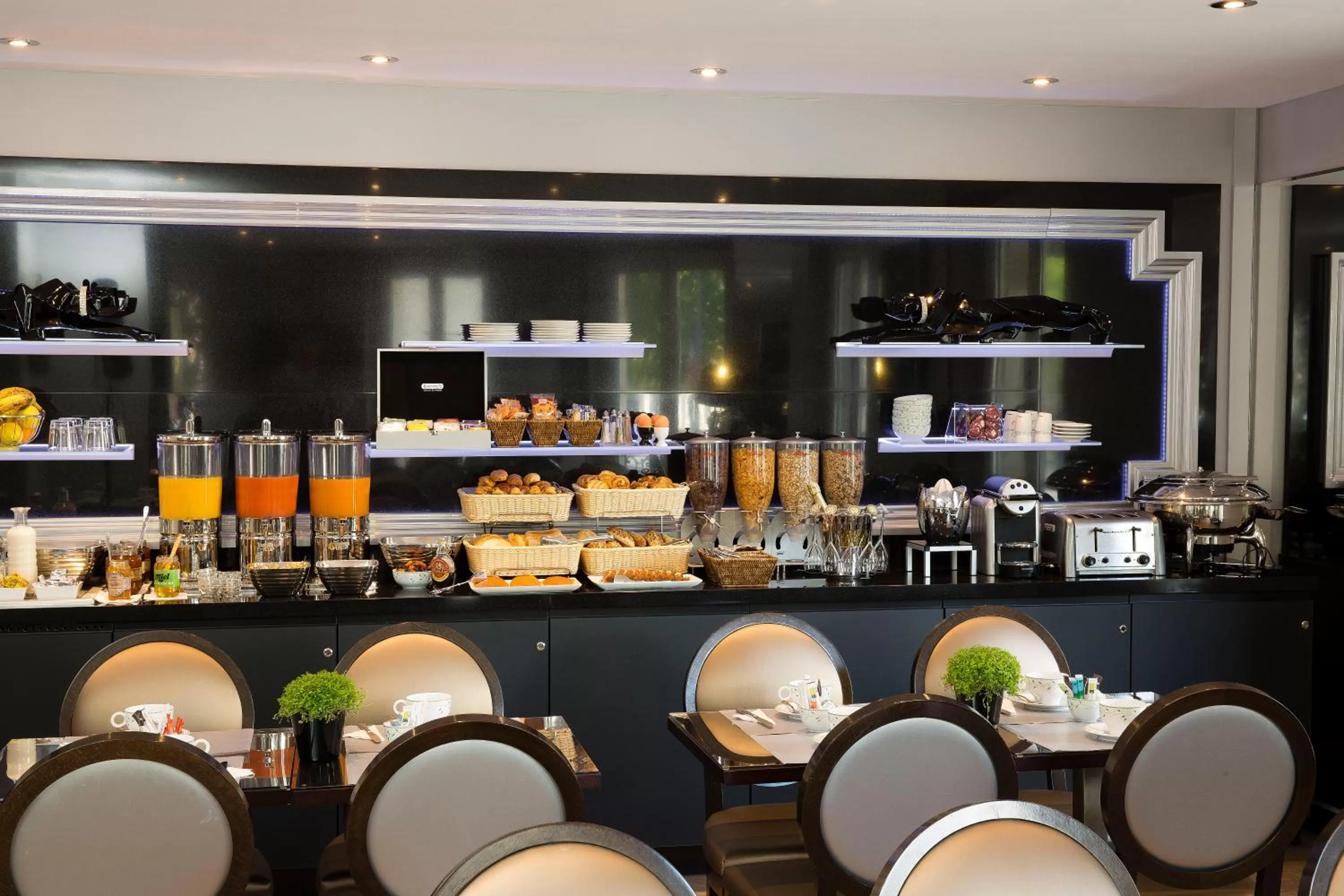 Restaurant/places to eat in Hotel Plaza Elysées