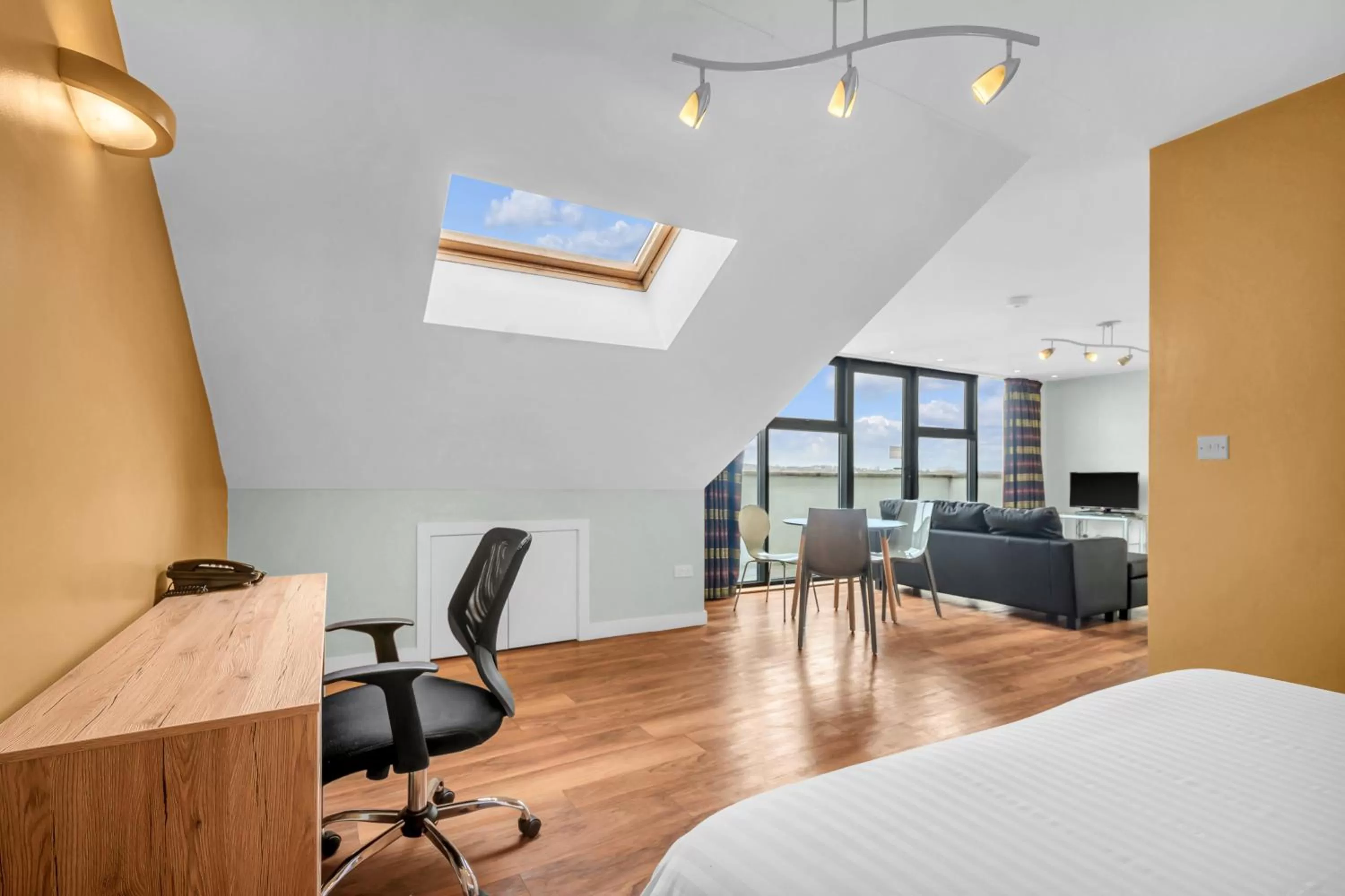 Living room, Bed in Roomzzz Leeds Headingley