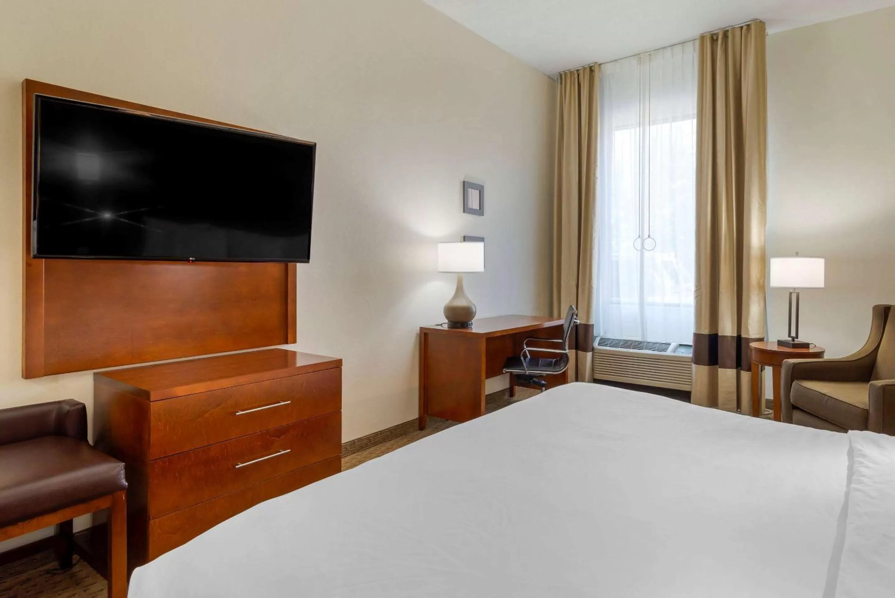 Photo of the whole room, Bed in Comfort Inn Columbus near Fort Benning