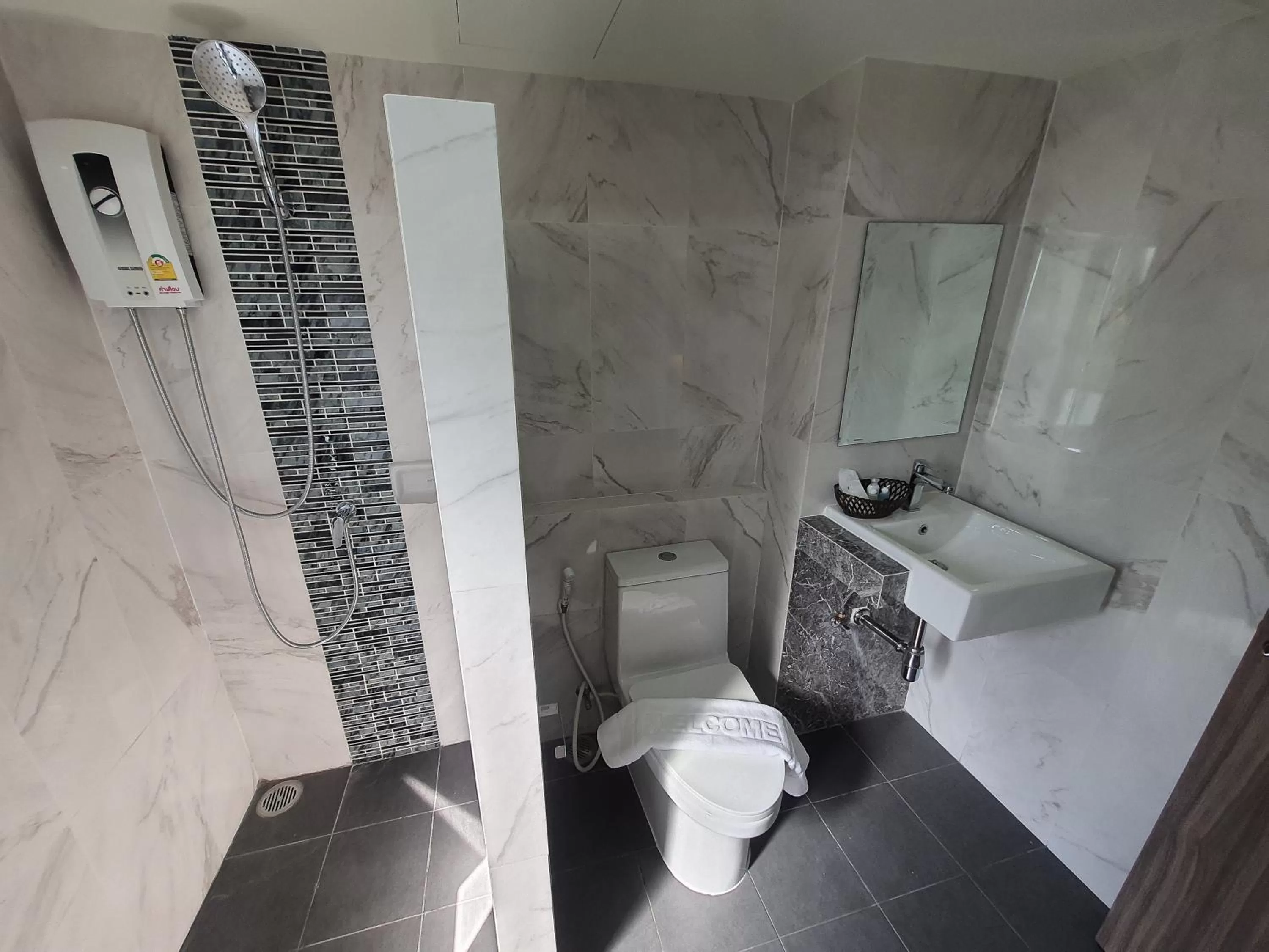 Bathroom in โรงแรมดับเบิ้ลดี ปากเกร็ด Double D hotel