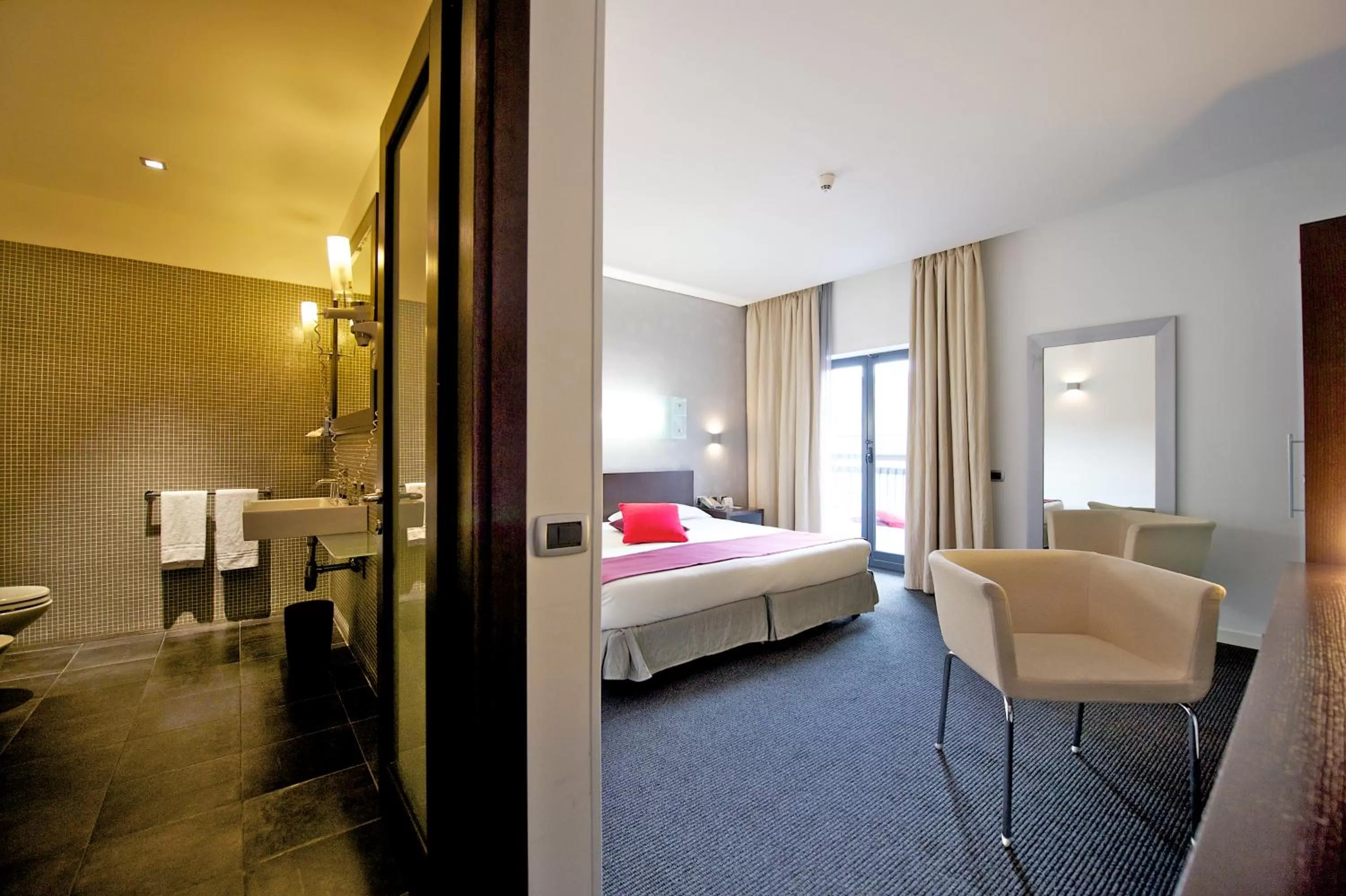 Bathroom, Bed in Mercure Palermo Centro